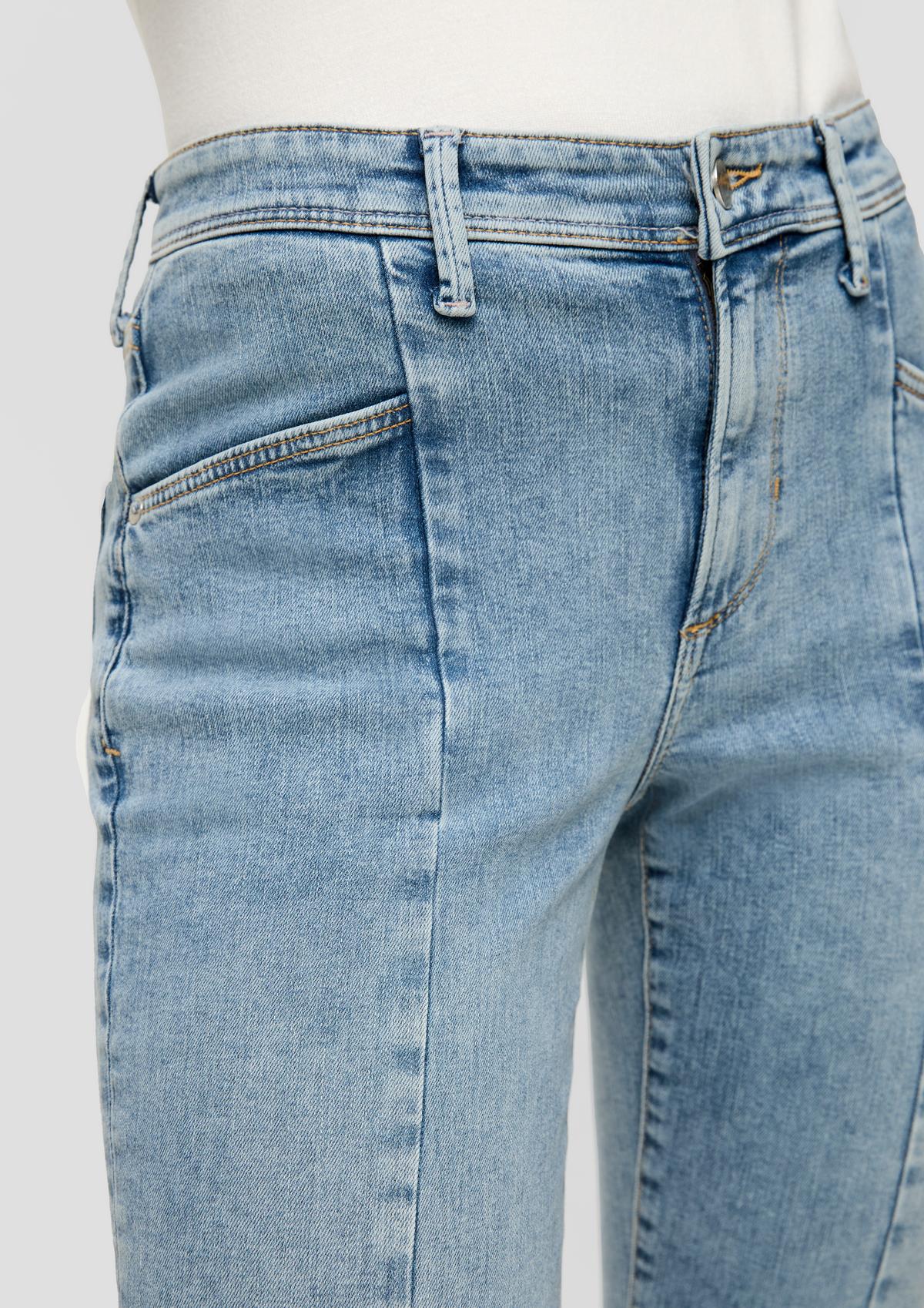 s.Oliver Slim: džínsy s vpredu kratším a vzadu dlhším spodným okrajom