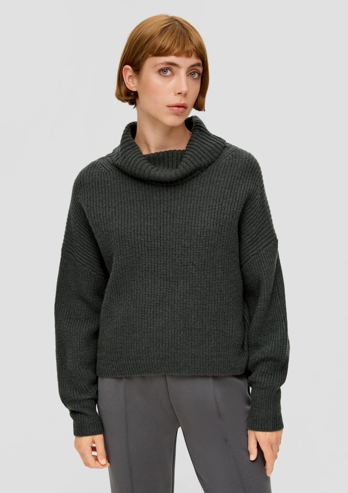 Pleten pulover v oversize kroju