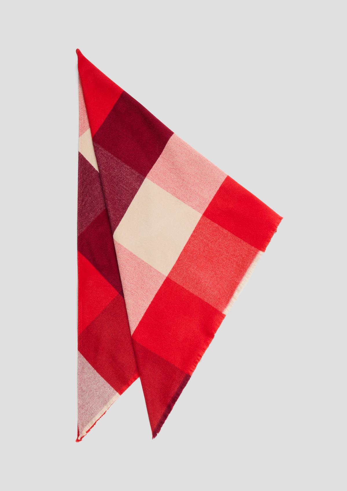 Triangular scarf in a viscose blend