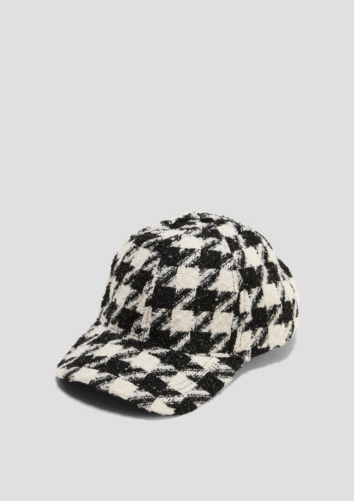 Cap with a houndstooth pattern