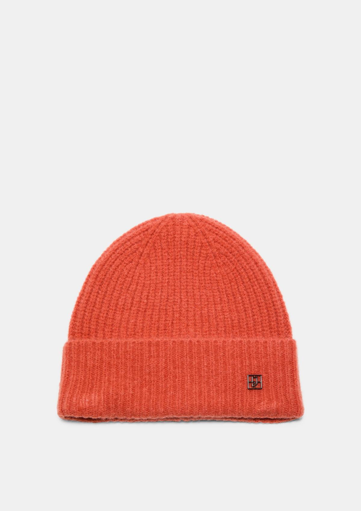 Soft hat with a logo detail