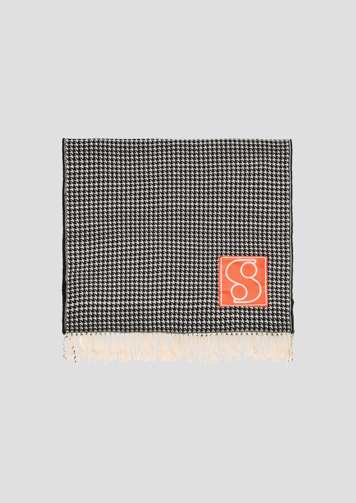 s.Oliver Scarf with a houndstooth pattern