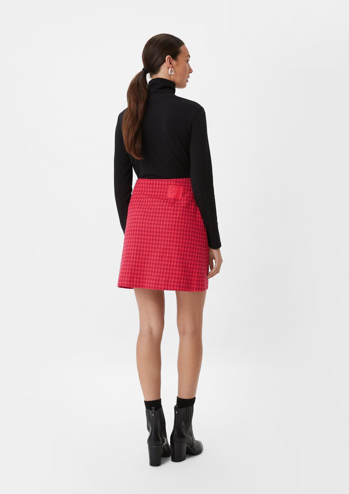 comma Dobby skirt with a houndstooth pattern