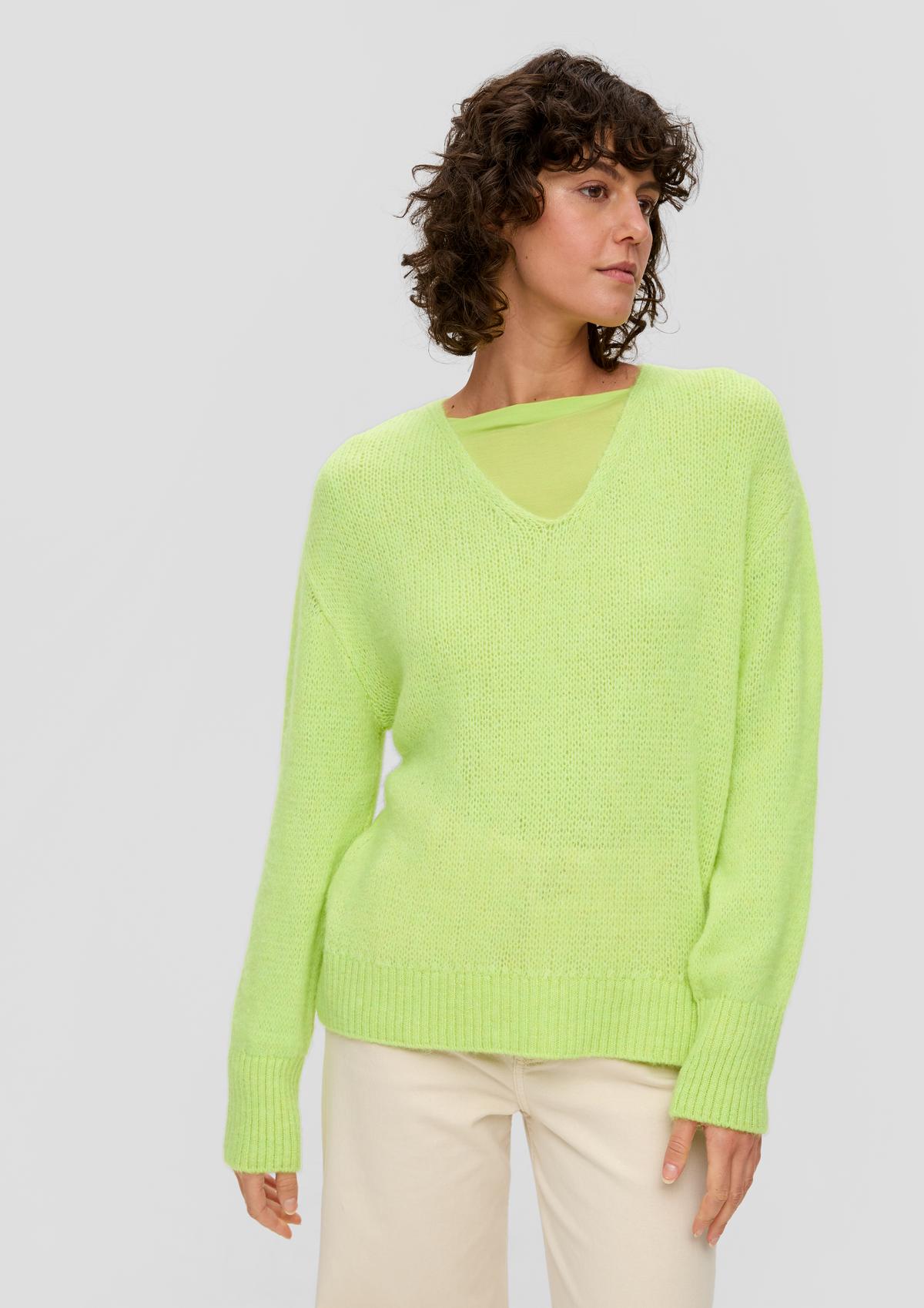 Knitted jumper with a V-neckline