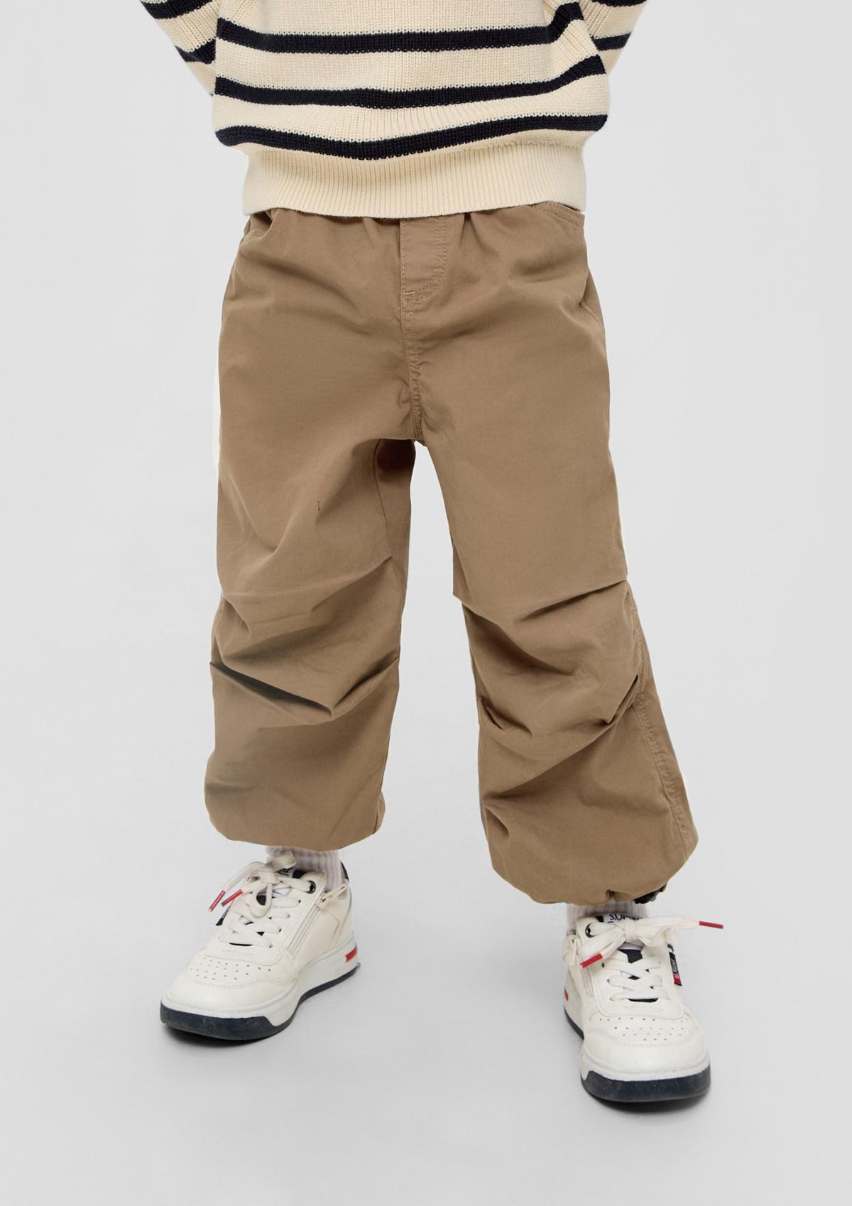 Slim: elastické padákové kalhoty