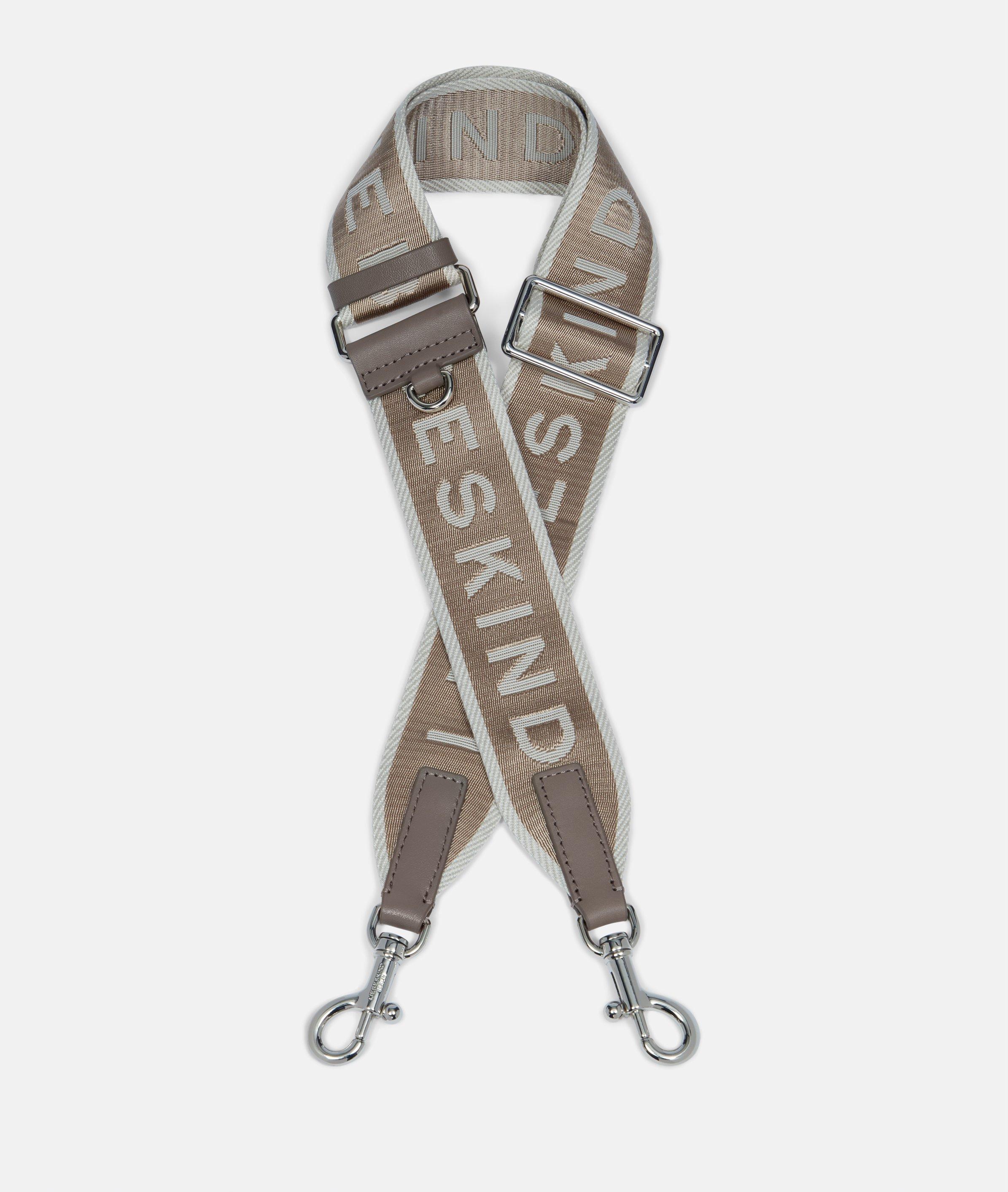 Artikel klicken und genauer betrachten! - hochwertig gewebter Jaquardstoff mit Lederbesatz stufenlose Verstellbarkeit D-Ring zum Befestigen von Anhängern großflächiger Logoschriftzug Lässig elegant | Accessoire mit Charme Mit seinem angenehm breit gewebten Jaquard-Stoff maximiert der Logo Webbing Strap das Trageerlebnis jeder Liebeskind Tasche. | im Online Shop kaufen