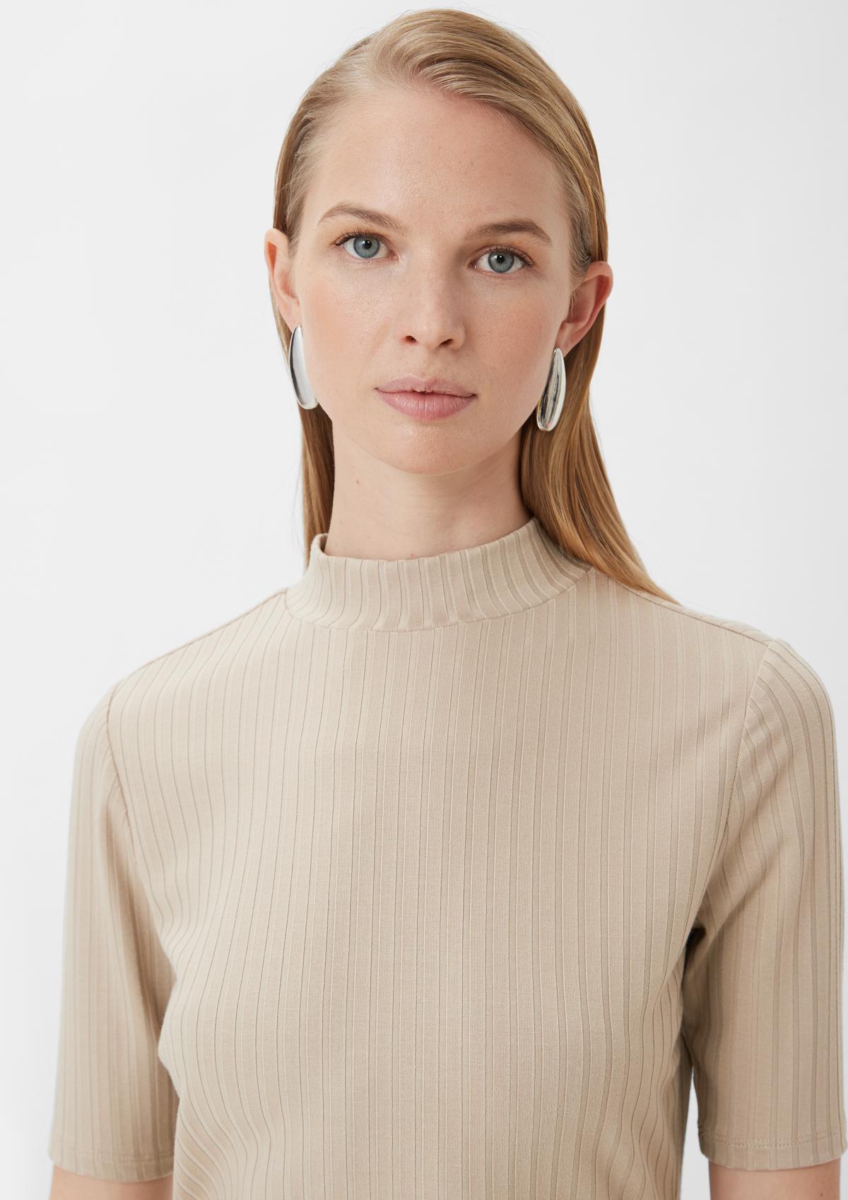 comma T-shirt with a turtleneck