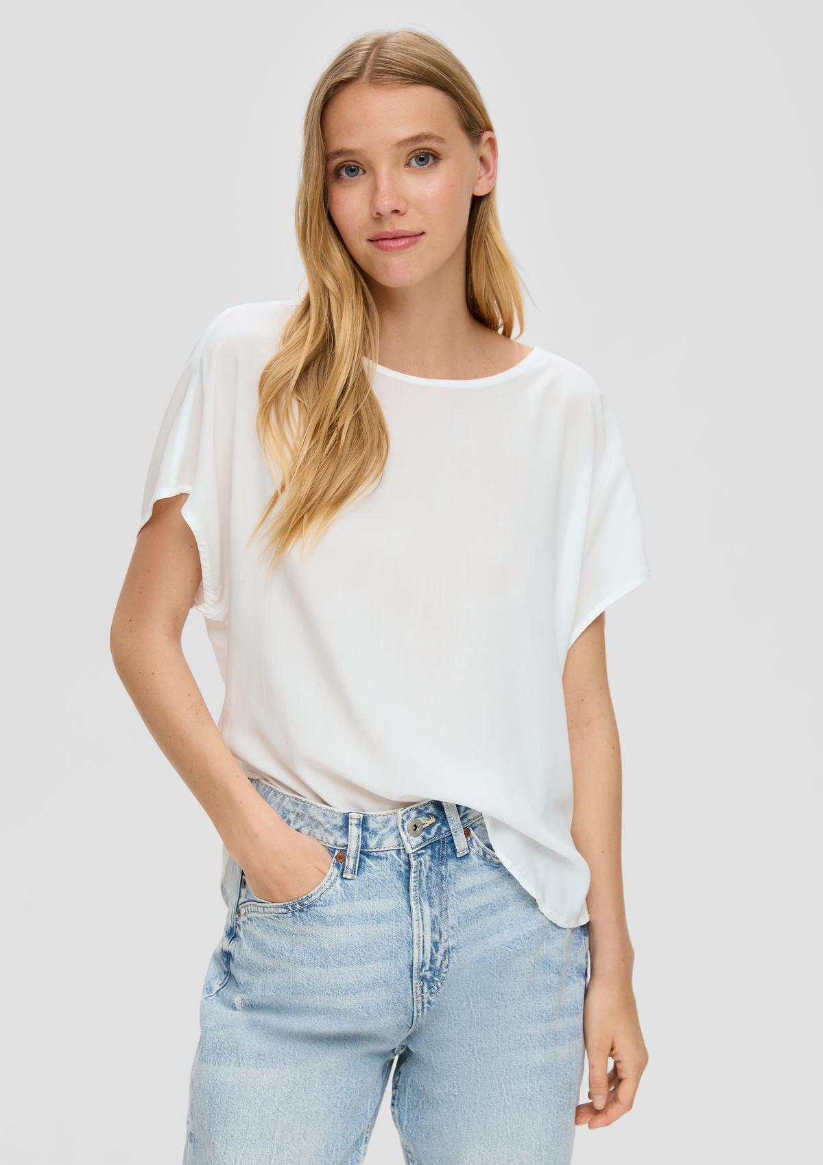 Oversized top with an elongated back