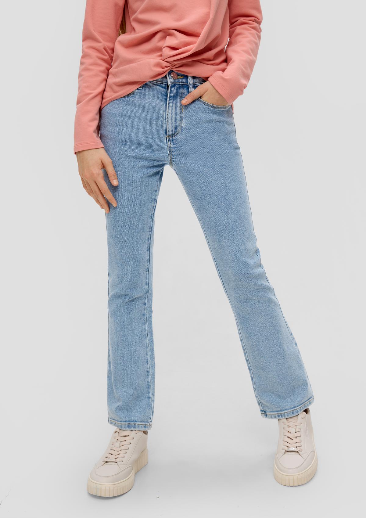 Regular: džíny s rozšířenými nohavicemi
