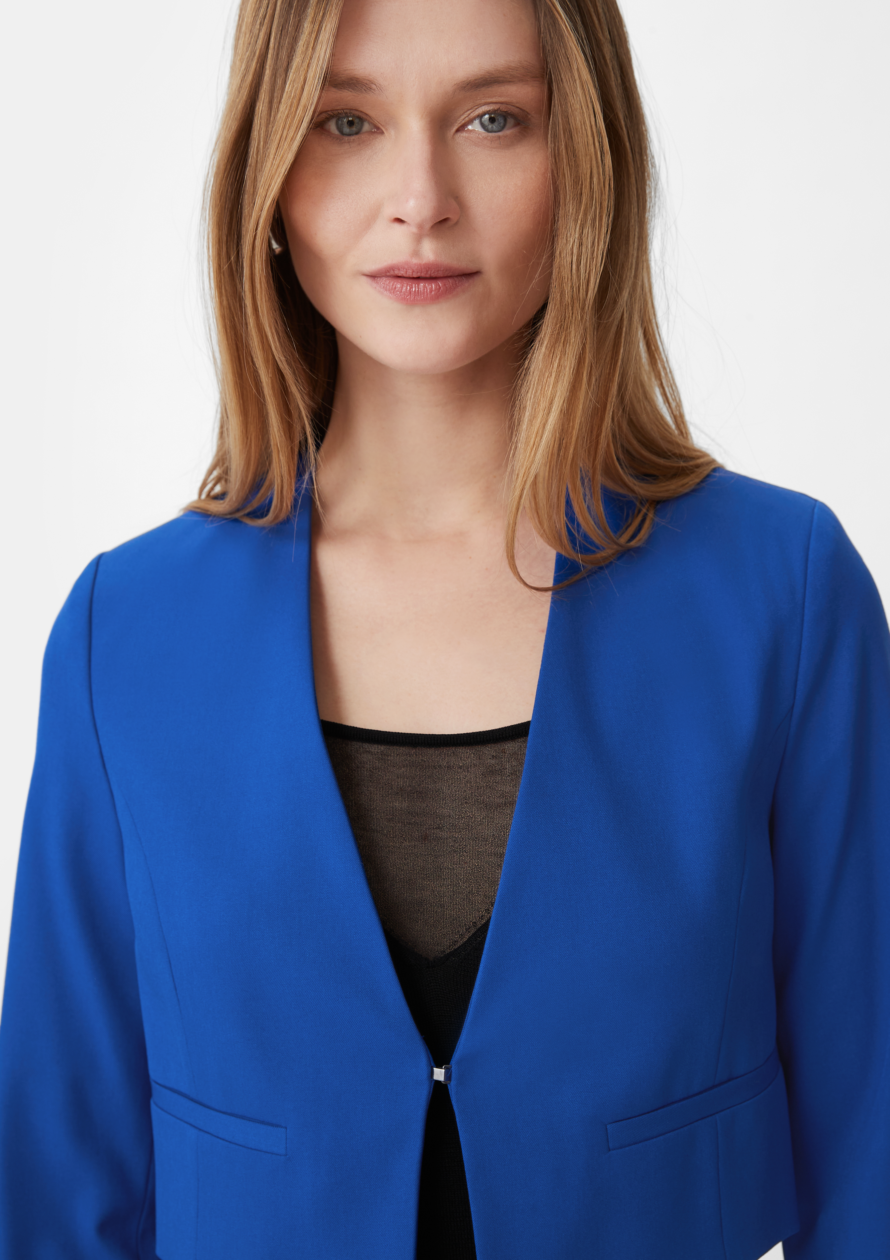 Blazer in a cropped fit ocean blue Comma