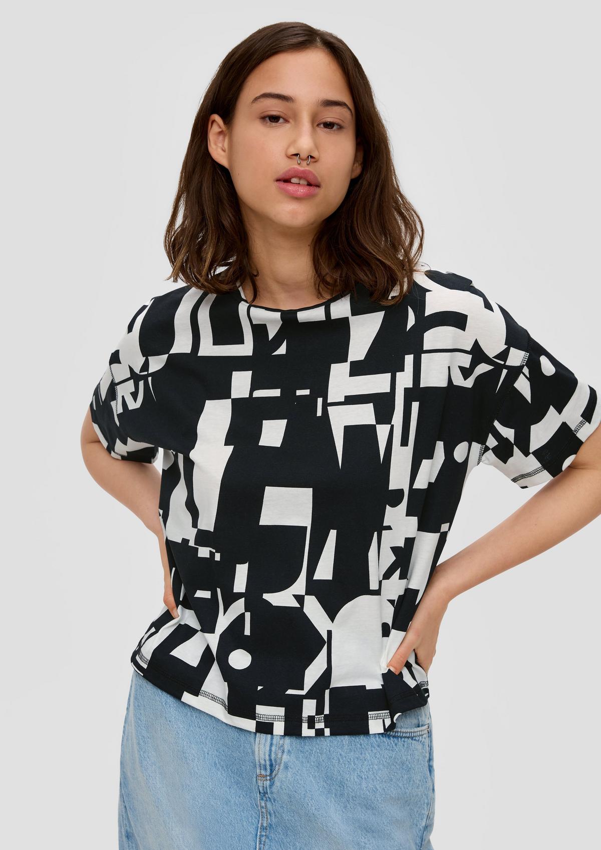 T-Shirt mit All-over-Print im Loose Fit
