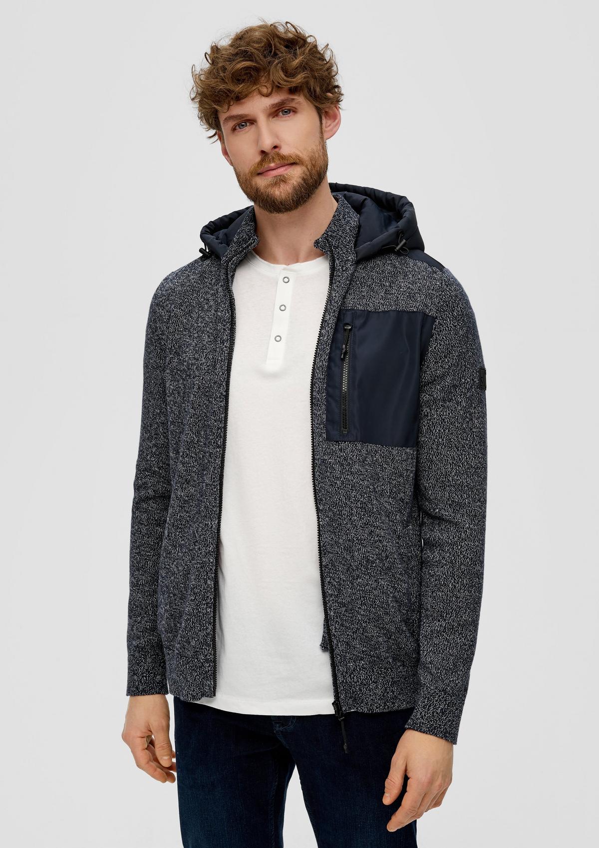 Pletený sveter s kapucňou z materiálovej zmesi