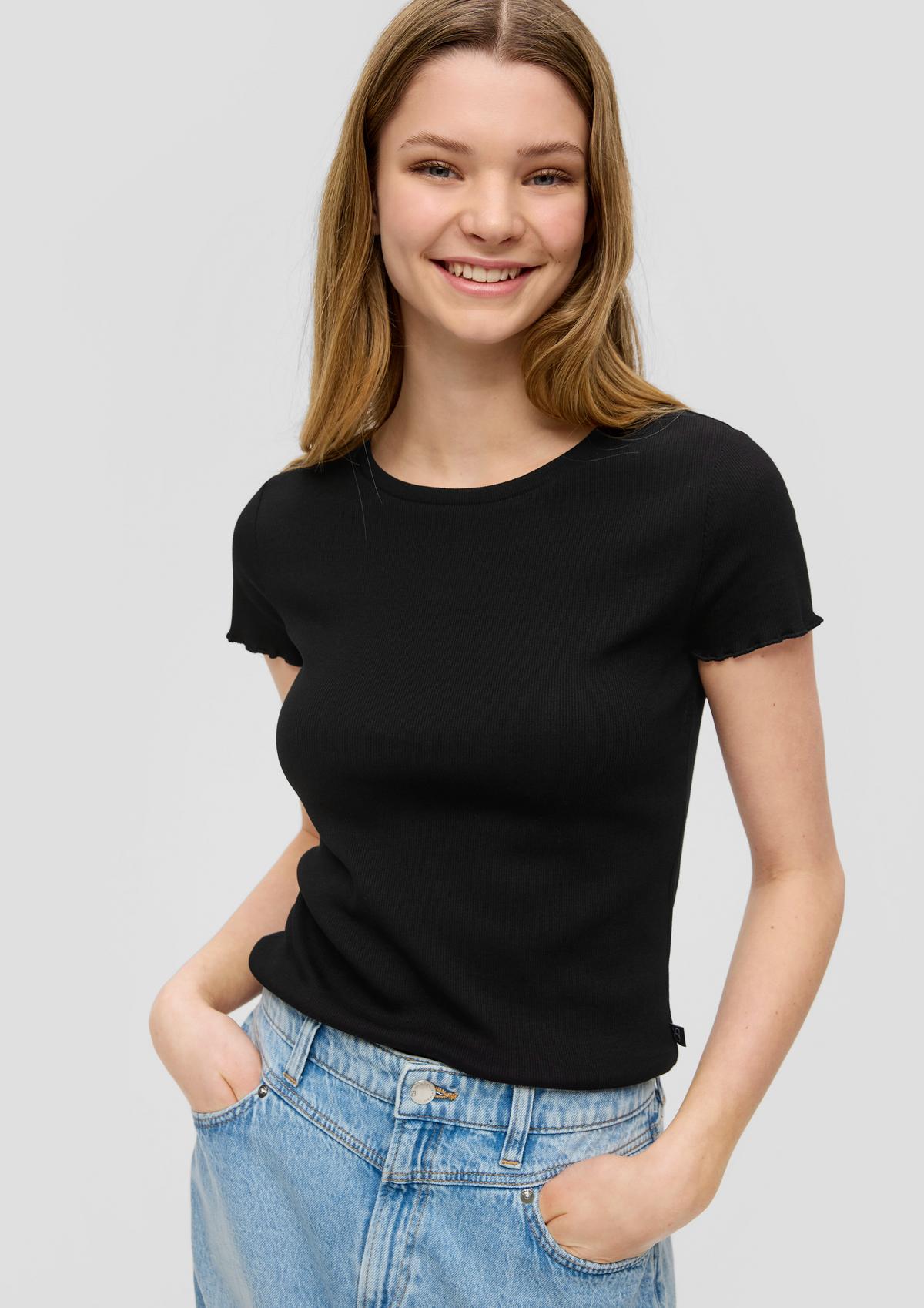 Cropped top with a ribbed texture