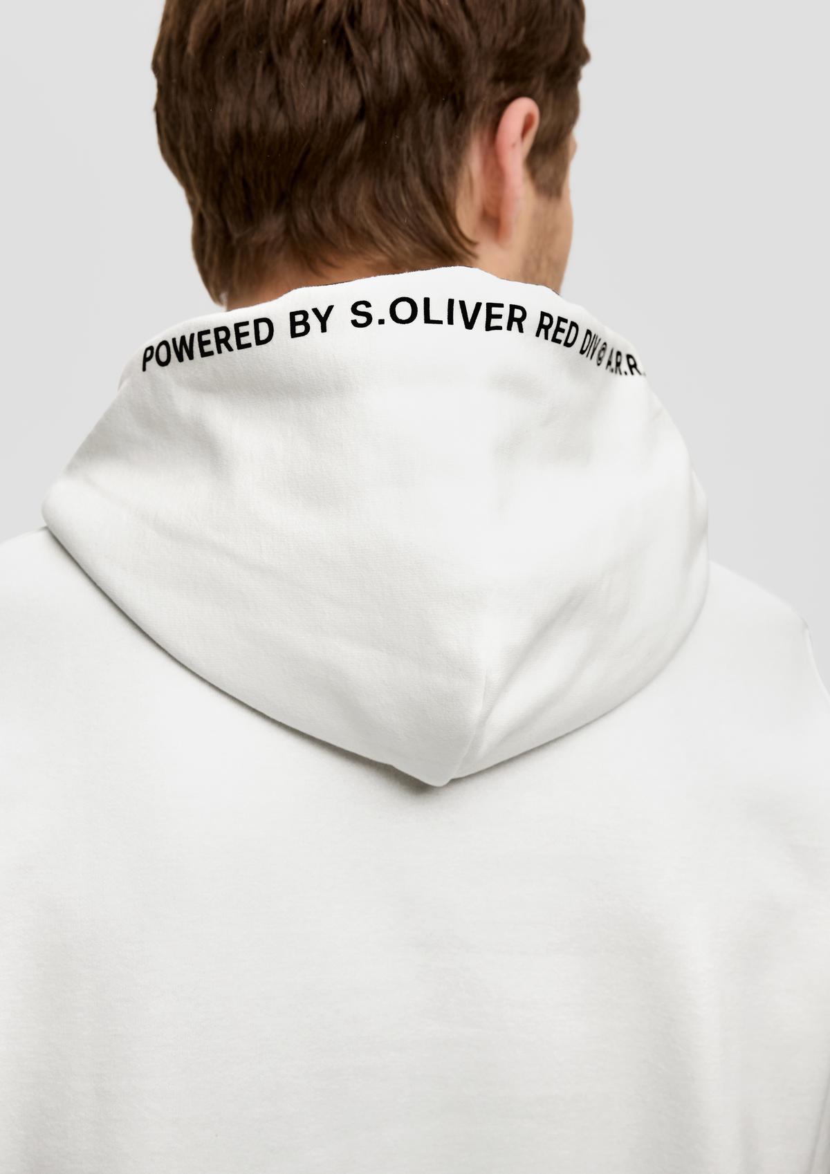 s.Oliver Pull-over à capuche orné d’un imprimé à l’effigie de la marque