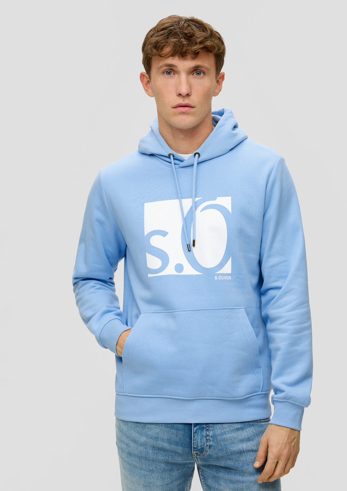 Hooded sweatshirt with a logo print - light blue | s.Oliver