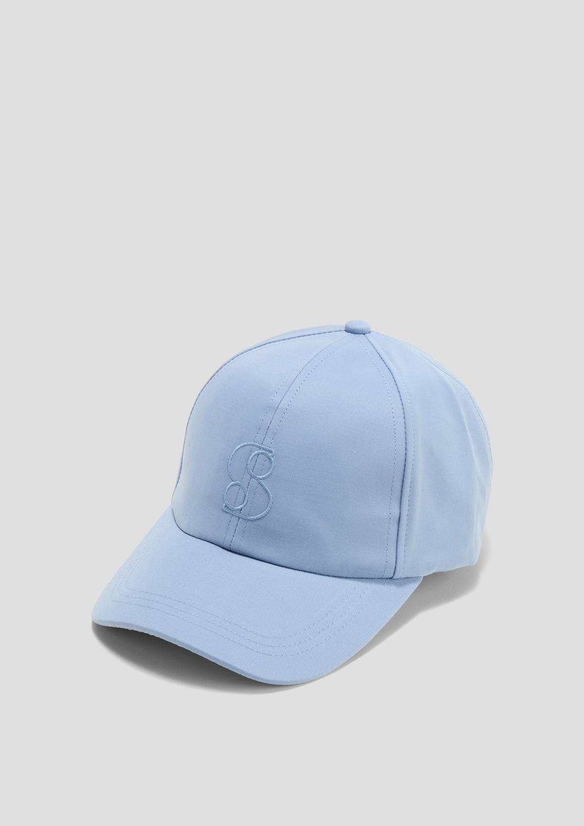 Cap with label embroidery