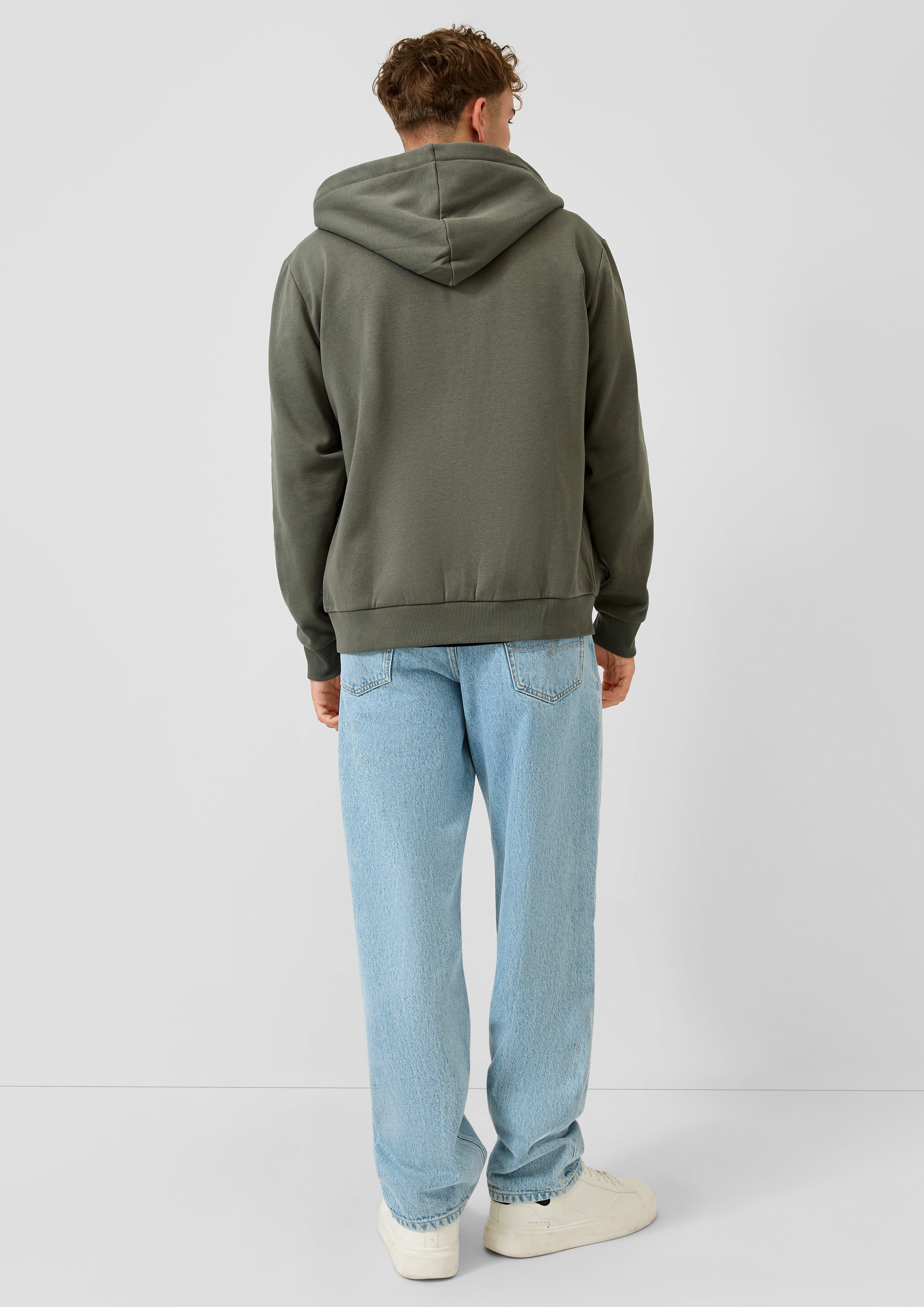 Herren Basic-Sweatjacke mit Kapuze in grün von QS