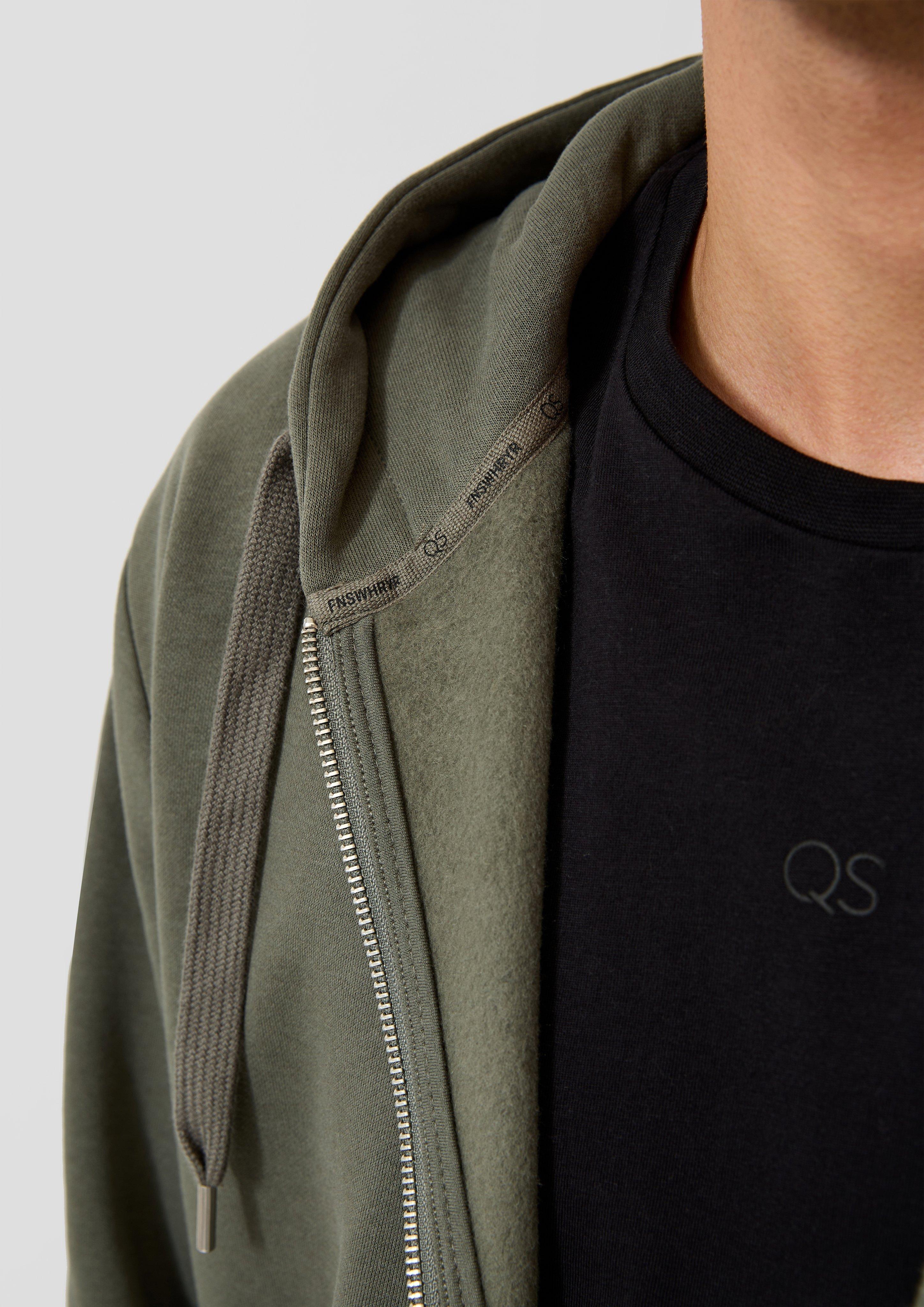 Herren Basic-Sweatjacke mit Kapuze in grün von QS