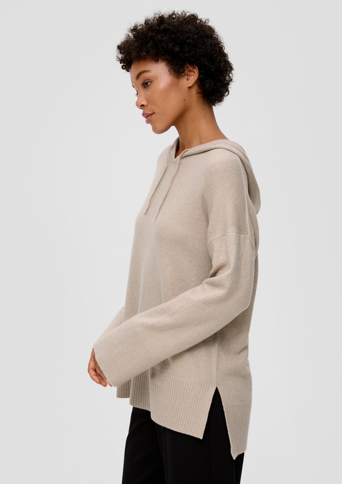 Knitted jumper with an elongated back hem