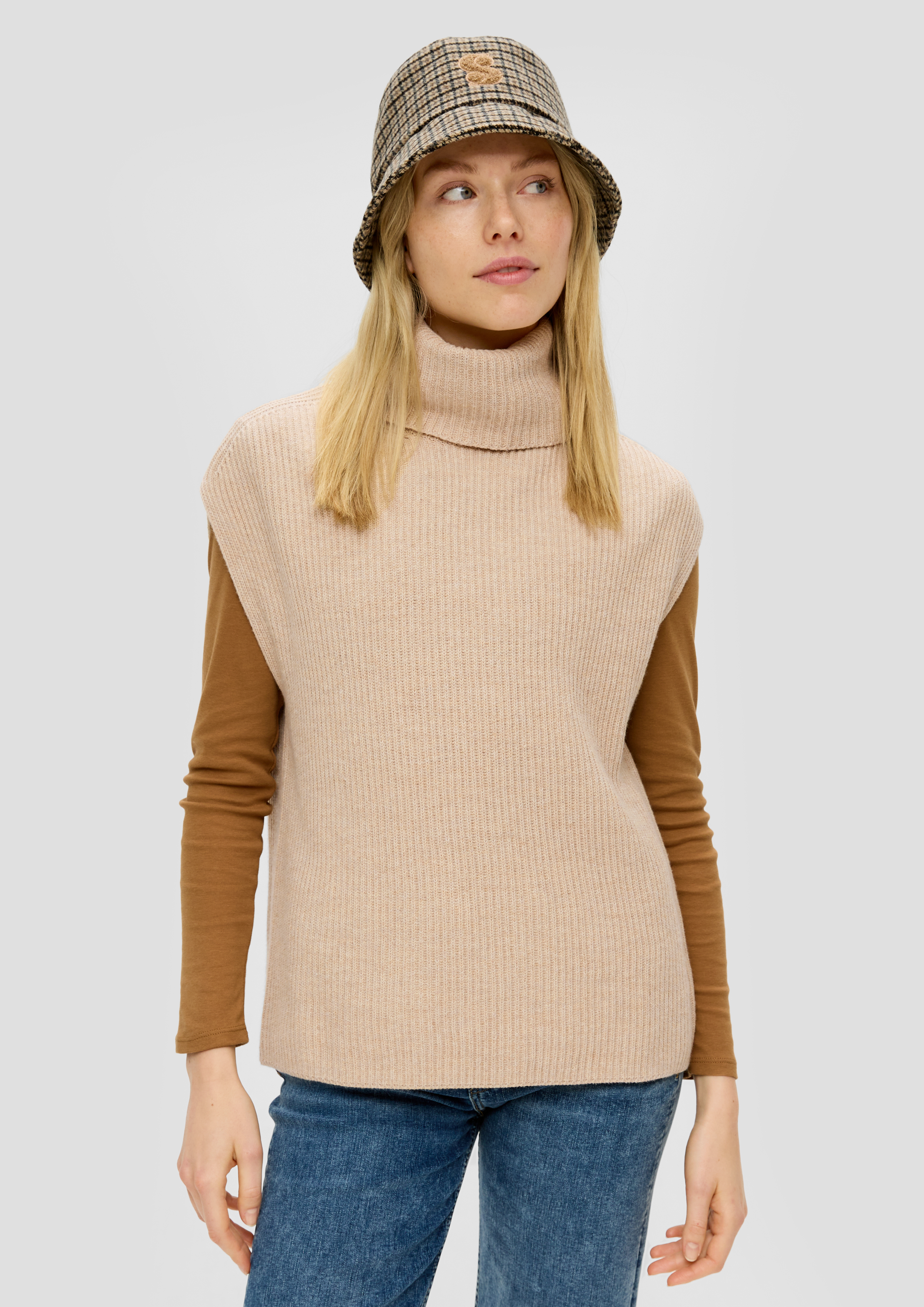 Sleeveless knitted jumper in 