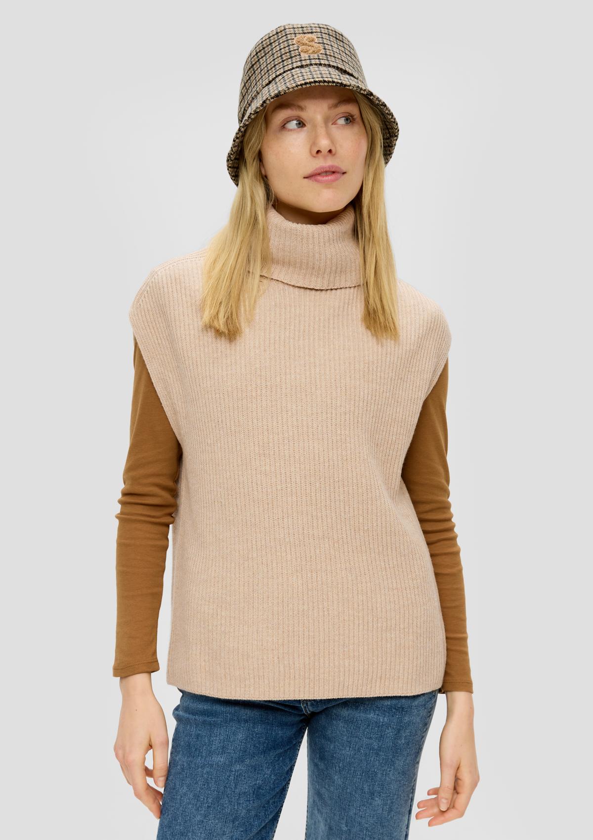 Sleeveless knitted jumper in a wool blend