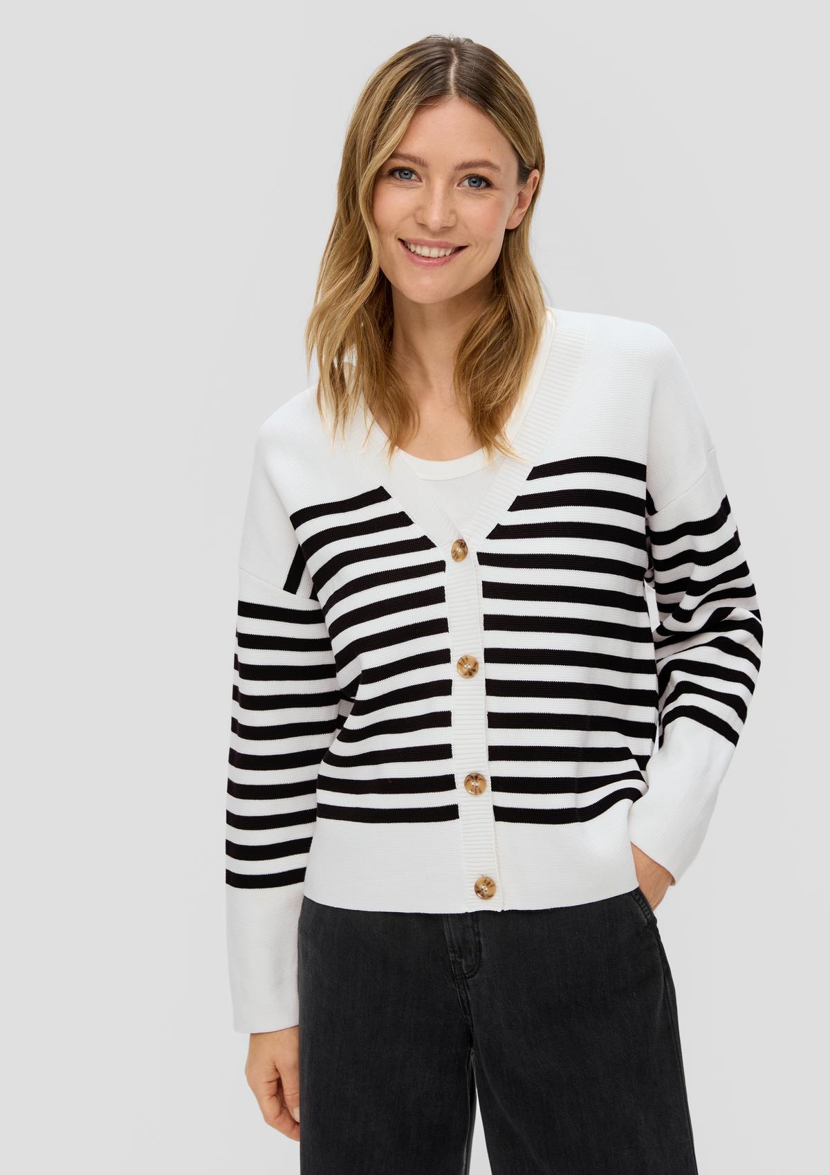 Pletený sveter s pruhovaným vzorom