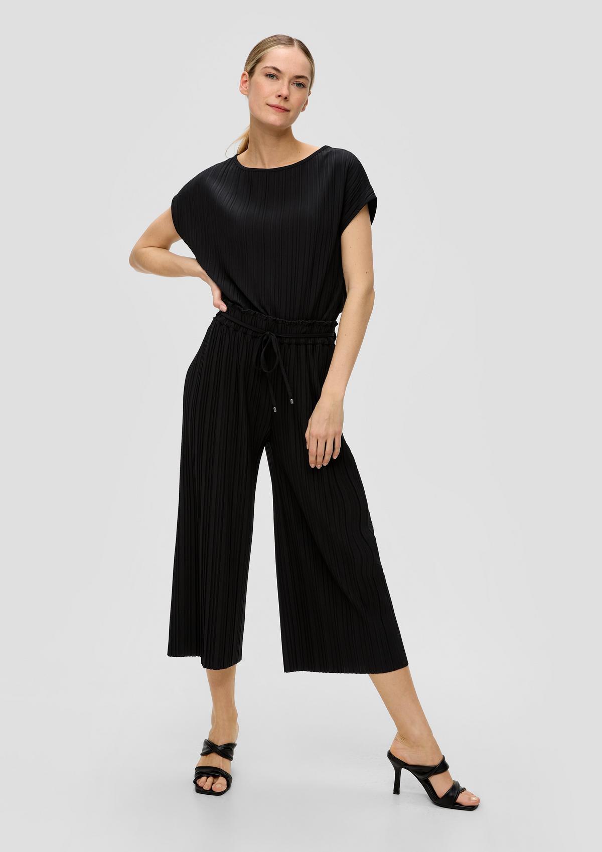 Pleated trousers with a wide leg