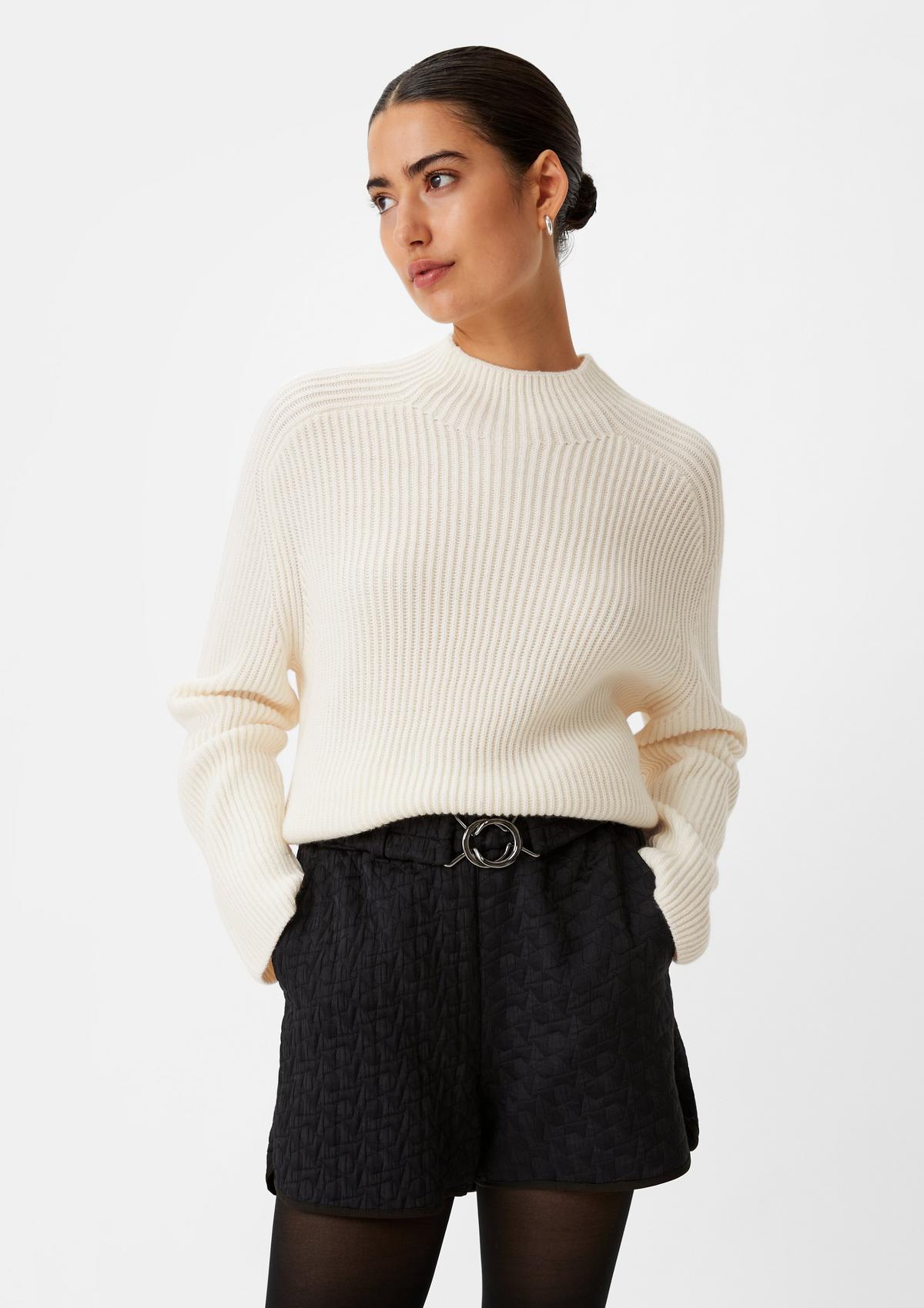 Knitted jumper with a ribbed texture