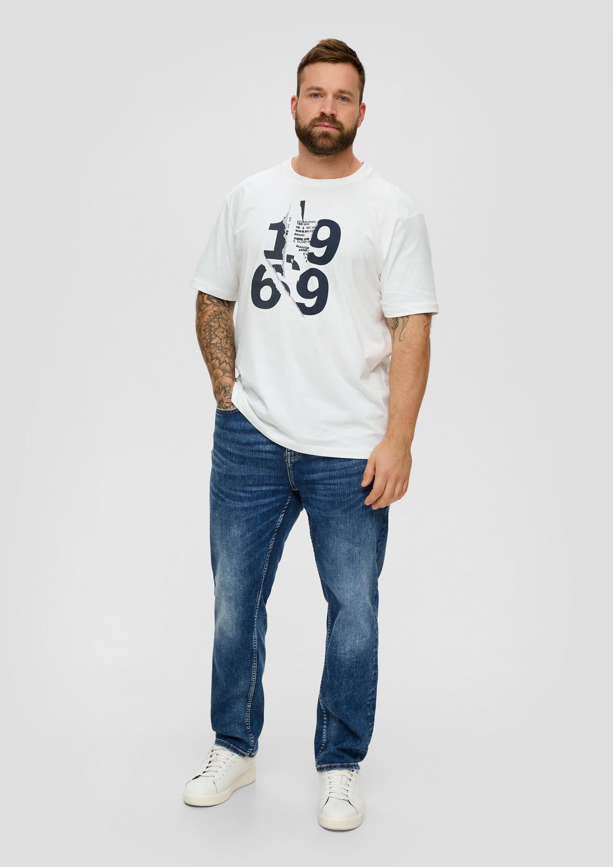 with - white a print front T-shirt