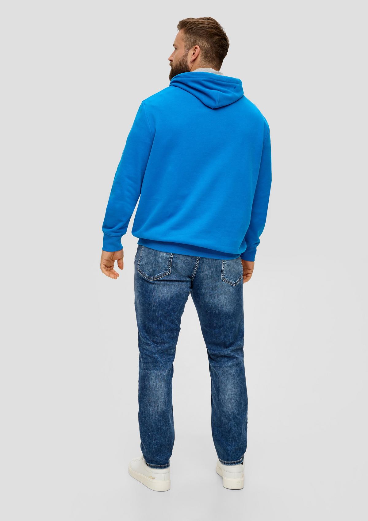Sweatshirt mit gummiertem Label-Print - royalblau