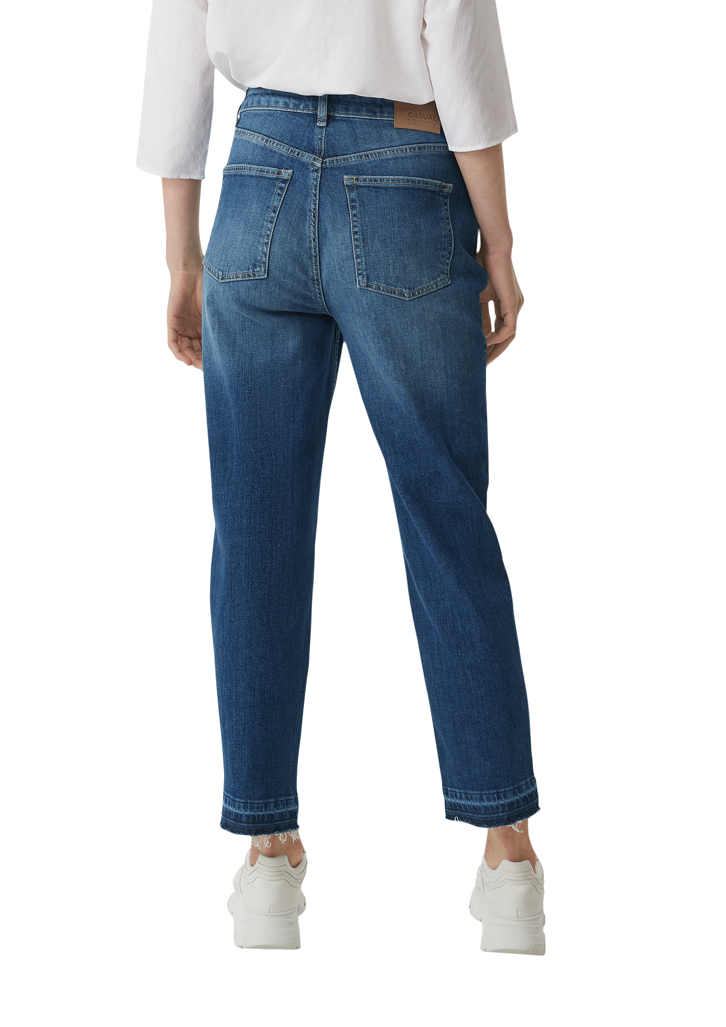 Mom fit: jeans with a garment wash - Blue | SCAYLE