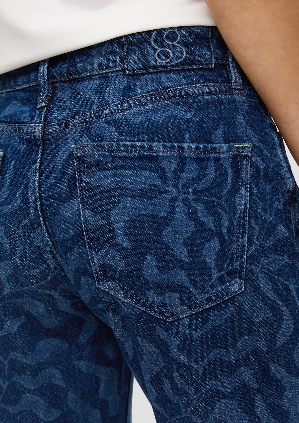 s.Oliver Jeans hlače Karolin / kroj Regular Fit / Mid Rise / Ravne hlačnice / Vzorec po celotnem oblačilu