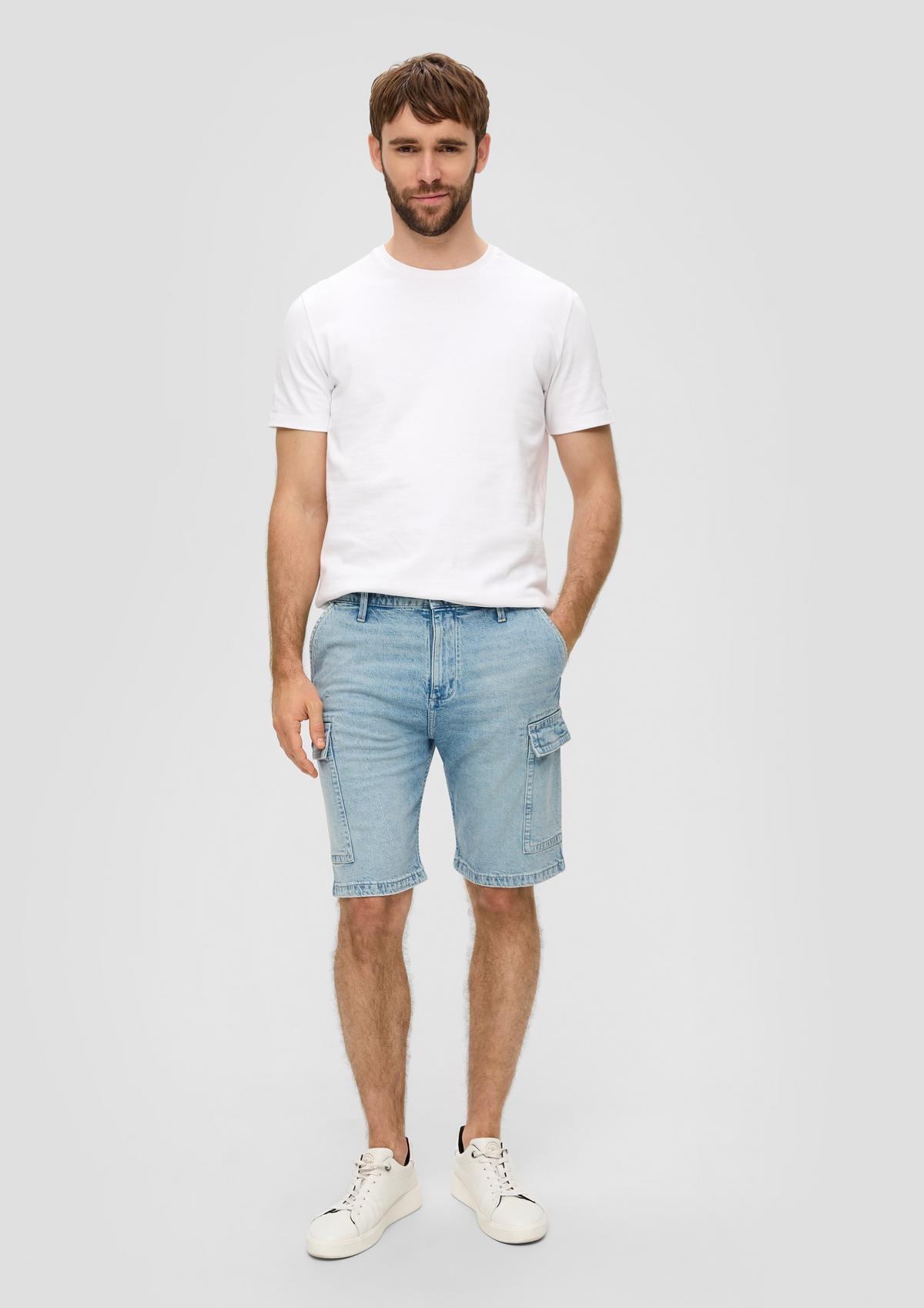 Denim shorts / regular fit / high rise / straight leg / cargo pockets