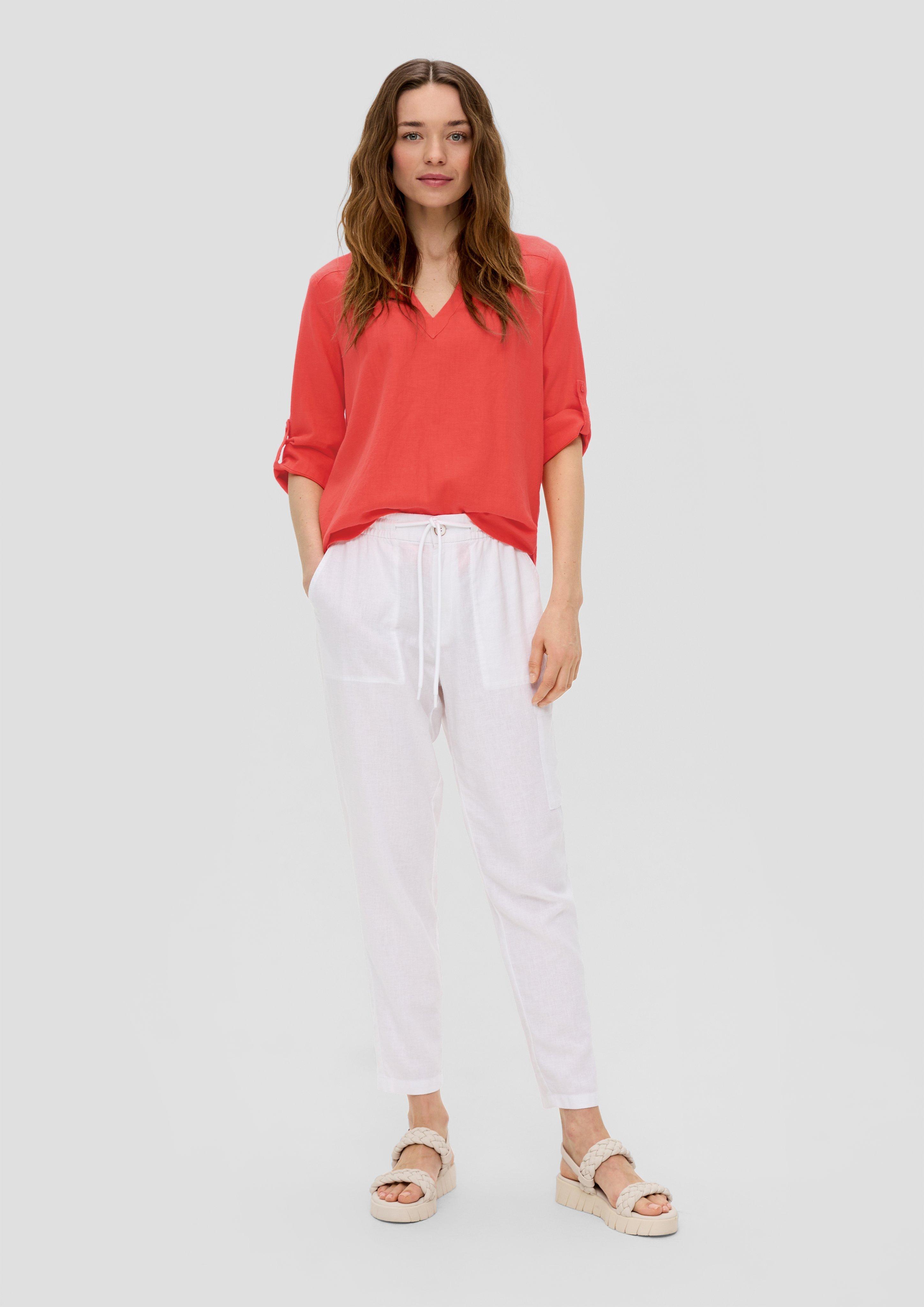 Linen blouse with 3/4-length sleeves and a notch neckline Linen blouse with 3/4-length sleeves and a notch neckline