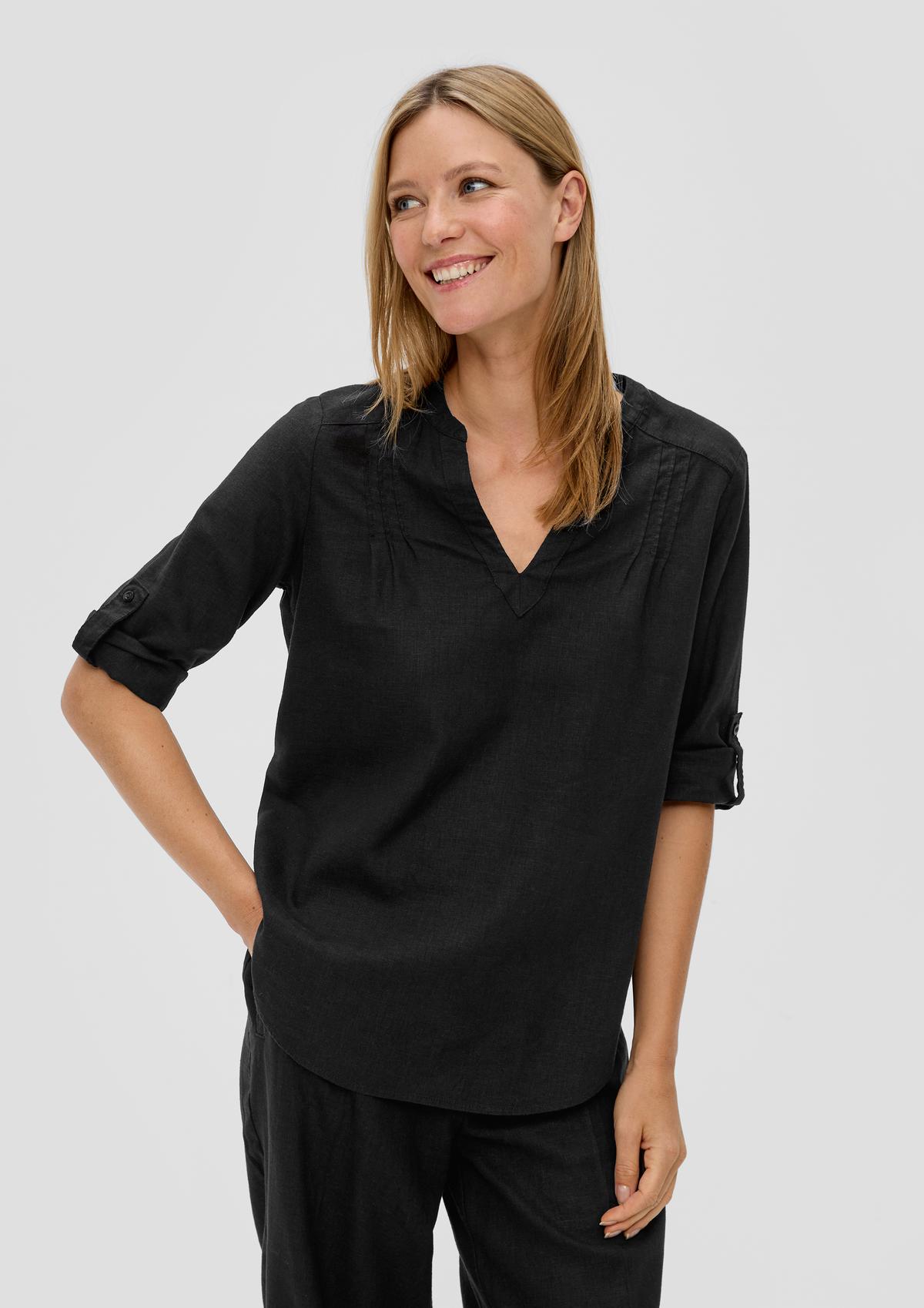 Linen blouse with 3/4-length sleeves and a notch neckline