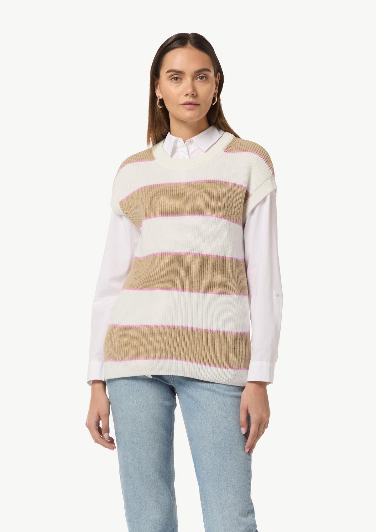 Sleeveless knitted jumper with a ribbed texture - sandstone