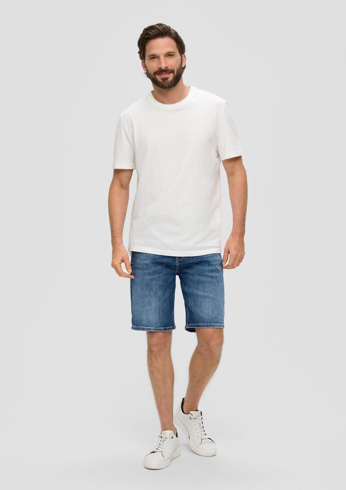 Denim shorts / regular fit / mid rise / straight leg
