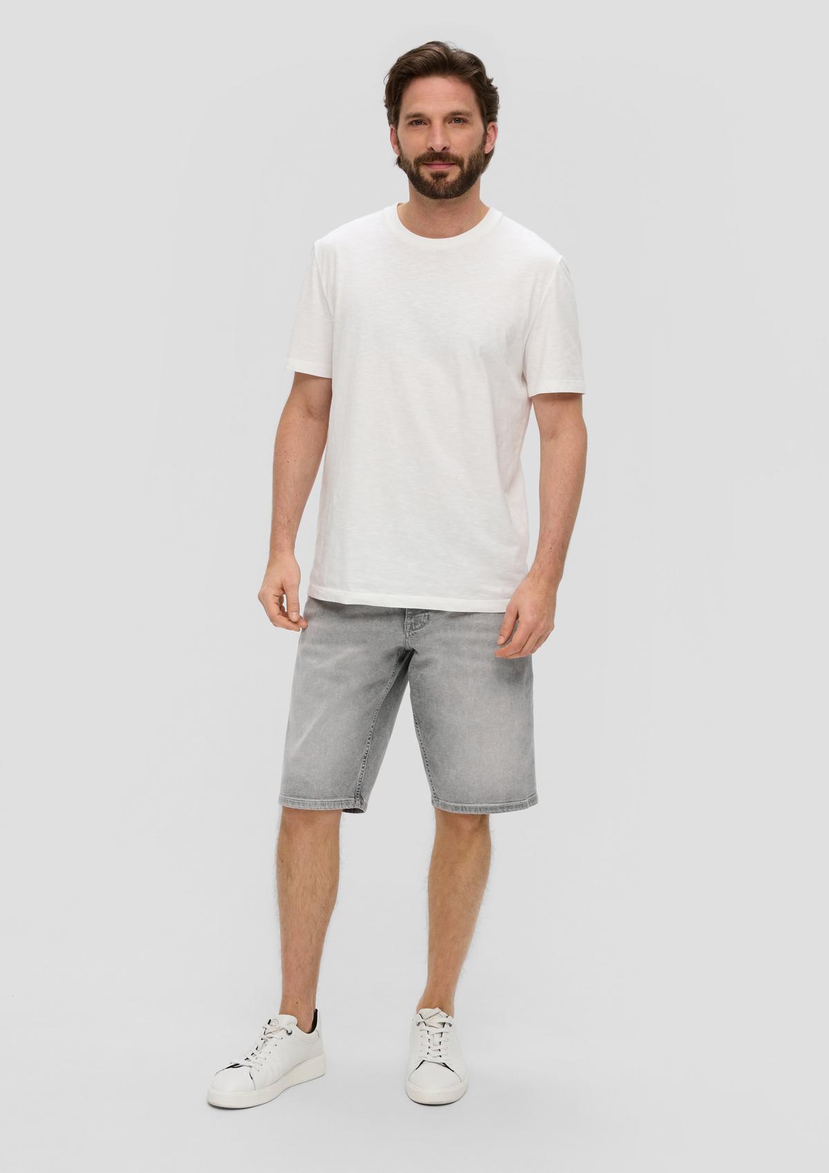 Denim shorts / regular fit / mid rise / slim leg