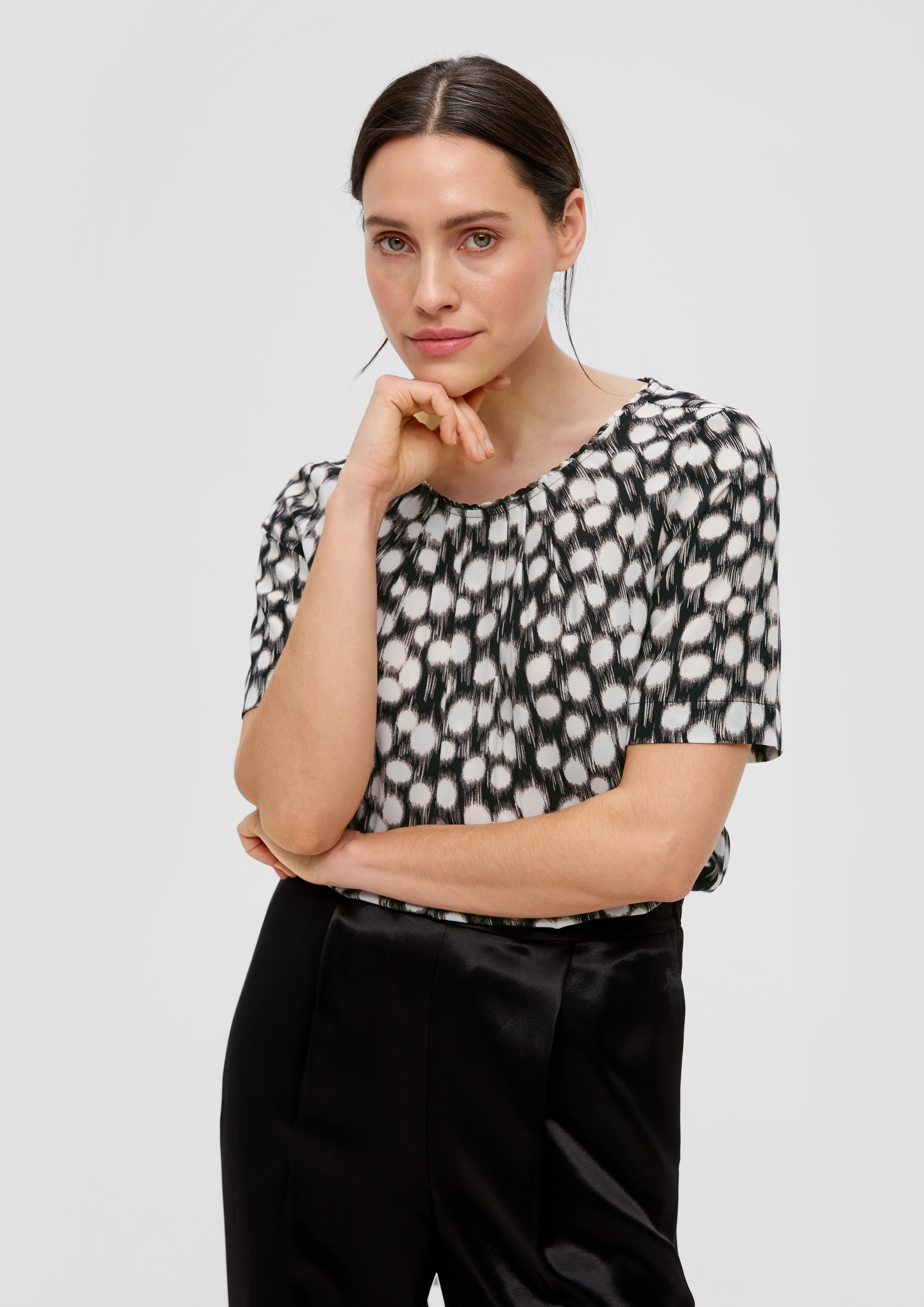 bluza-iz-krepa-z-nagubanim-izrezom-ne-no-ro-nata-s-oliver