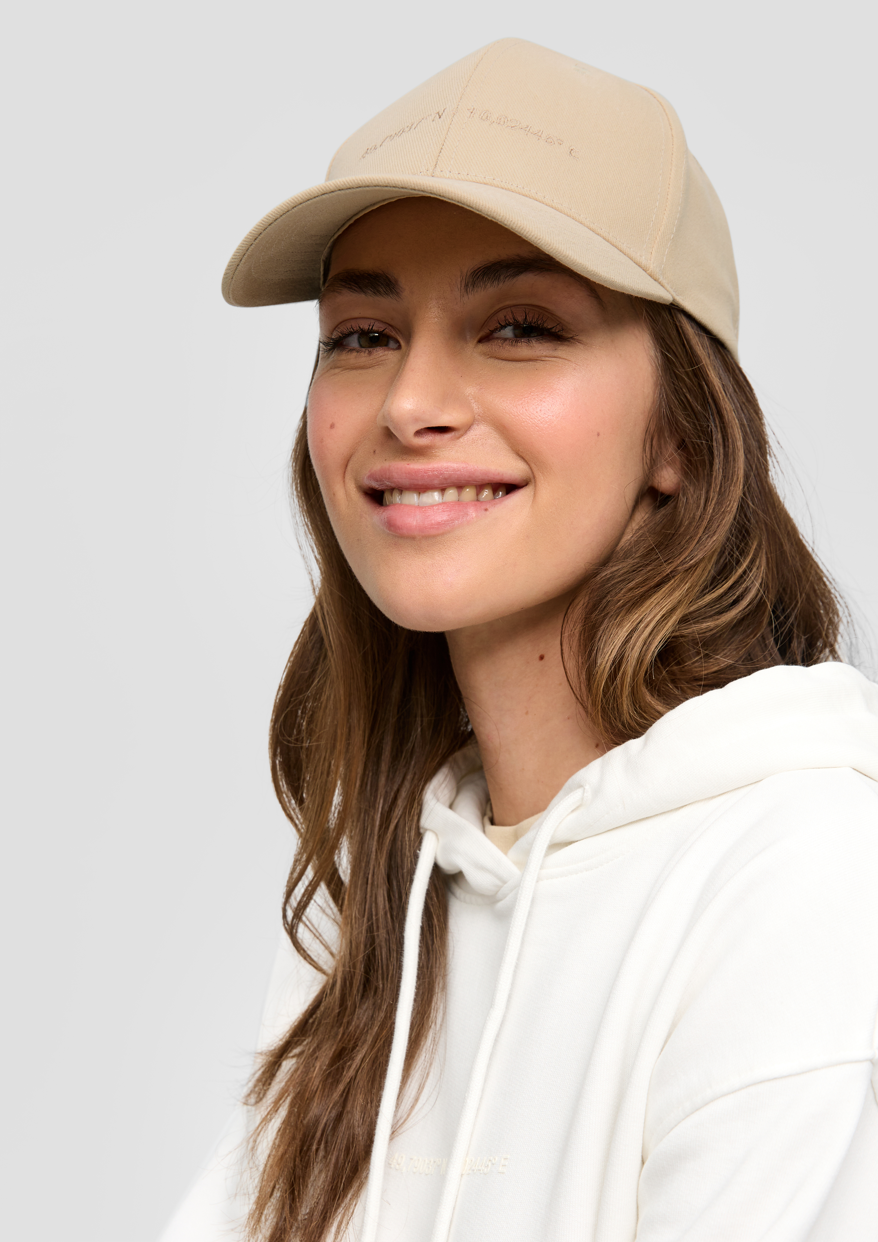 s.Oliver Mütze mit Koordinaten-Stickerei