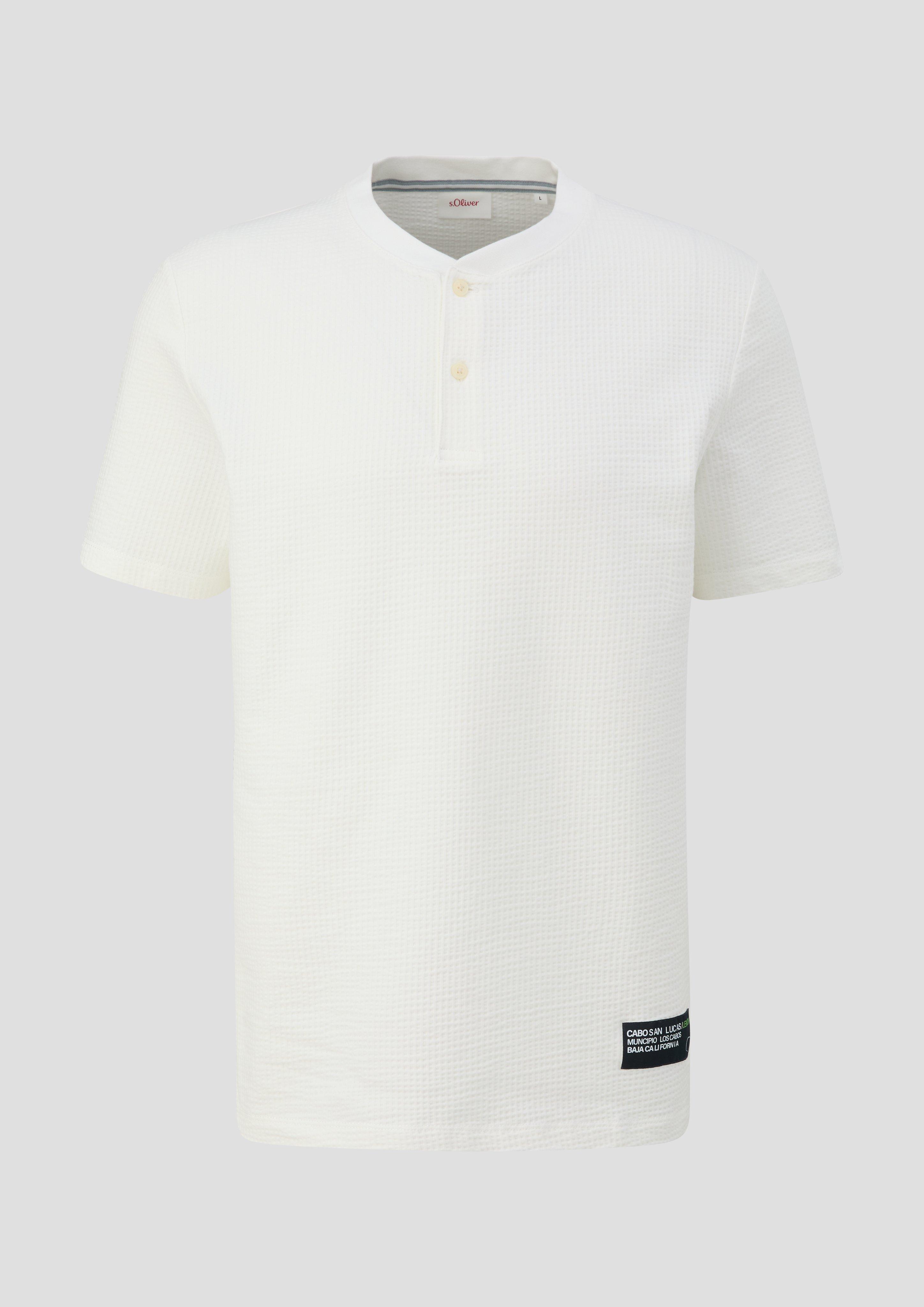 s.Oliver T-Shirt mit Henley-Ausschnitt und Applikation