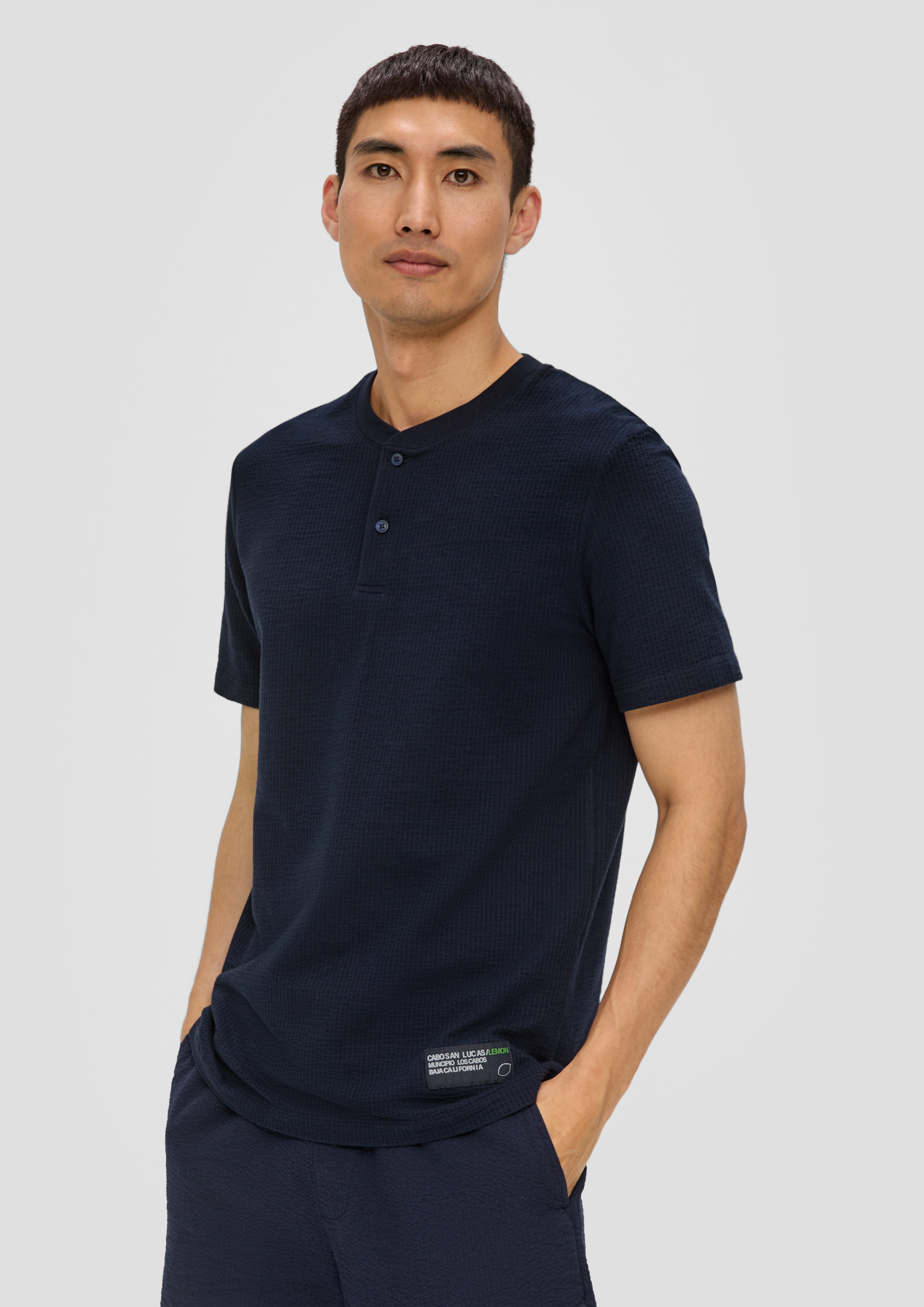 S.Oliver T-Shirt mit Henley-Ausschnitt und Applikation