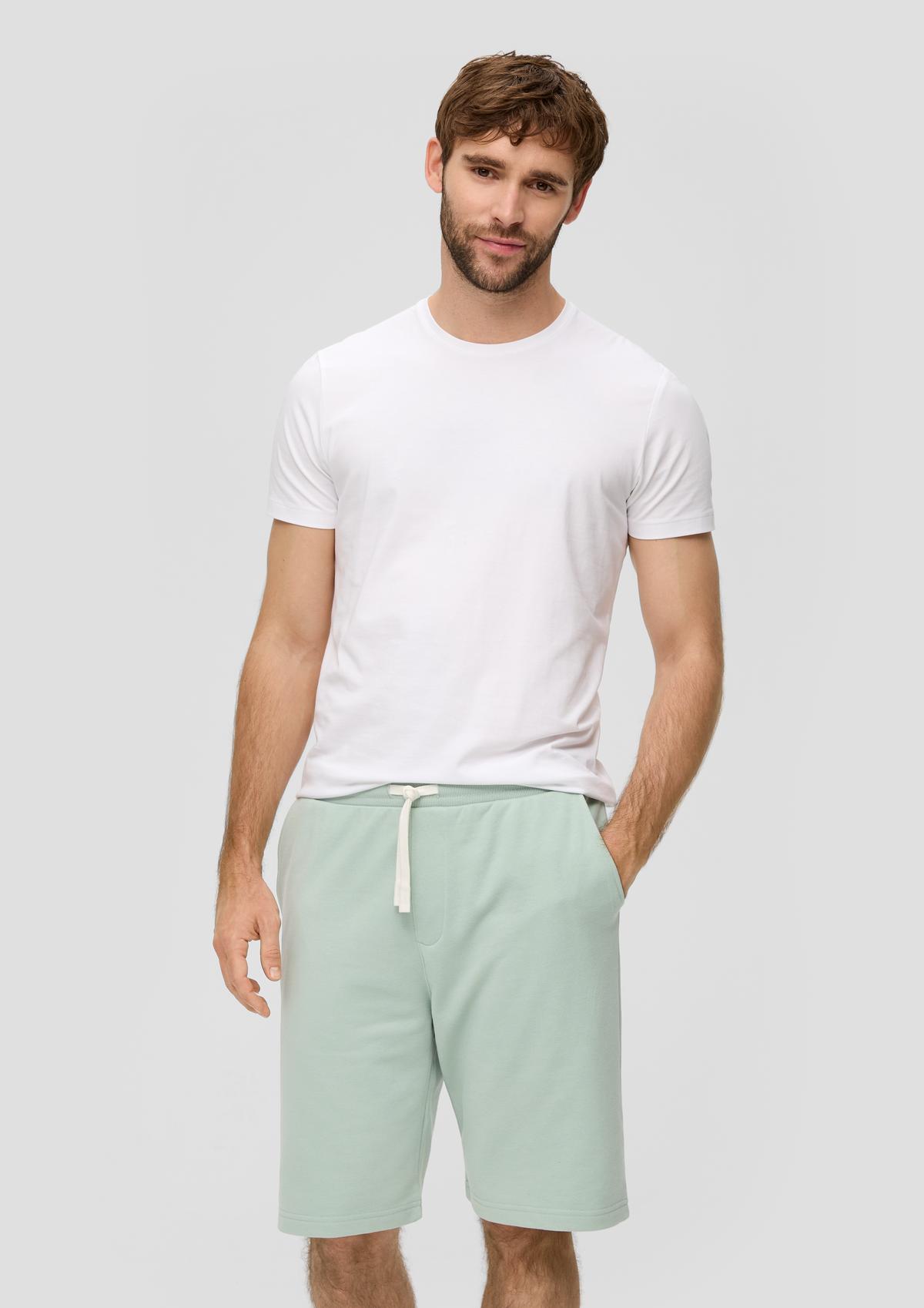 Relaxed fit: sweat shorts with an elasticated waistband