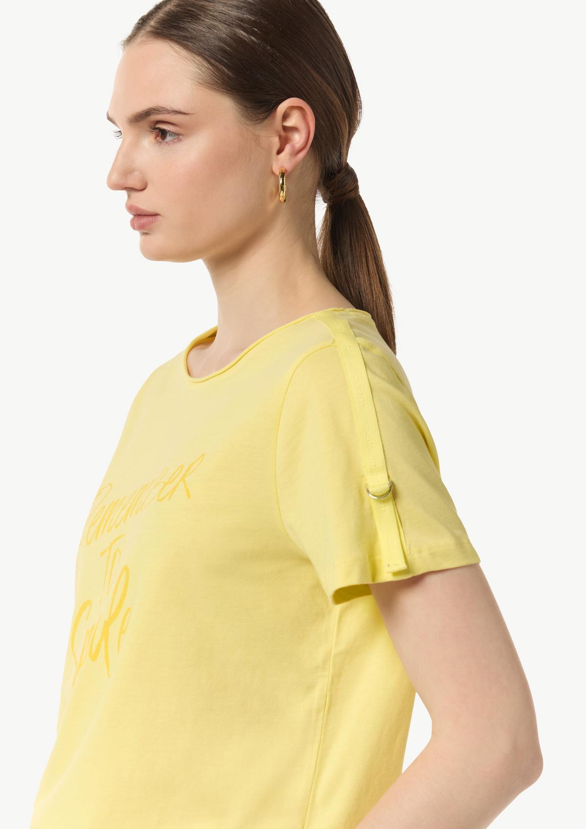 comma T-shirt with logo tape on the shoulders