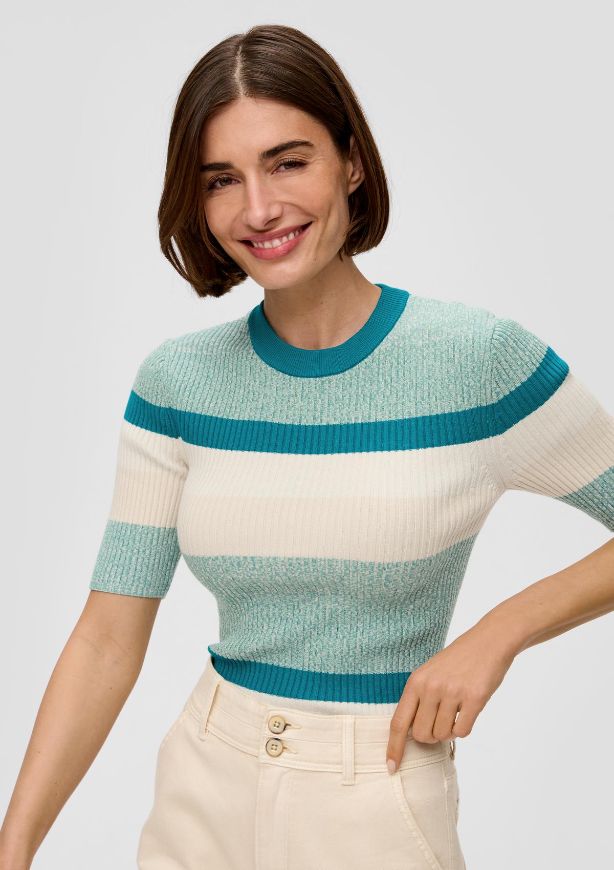Knitted top with a ribbed texture
