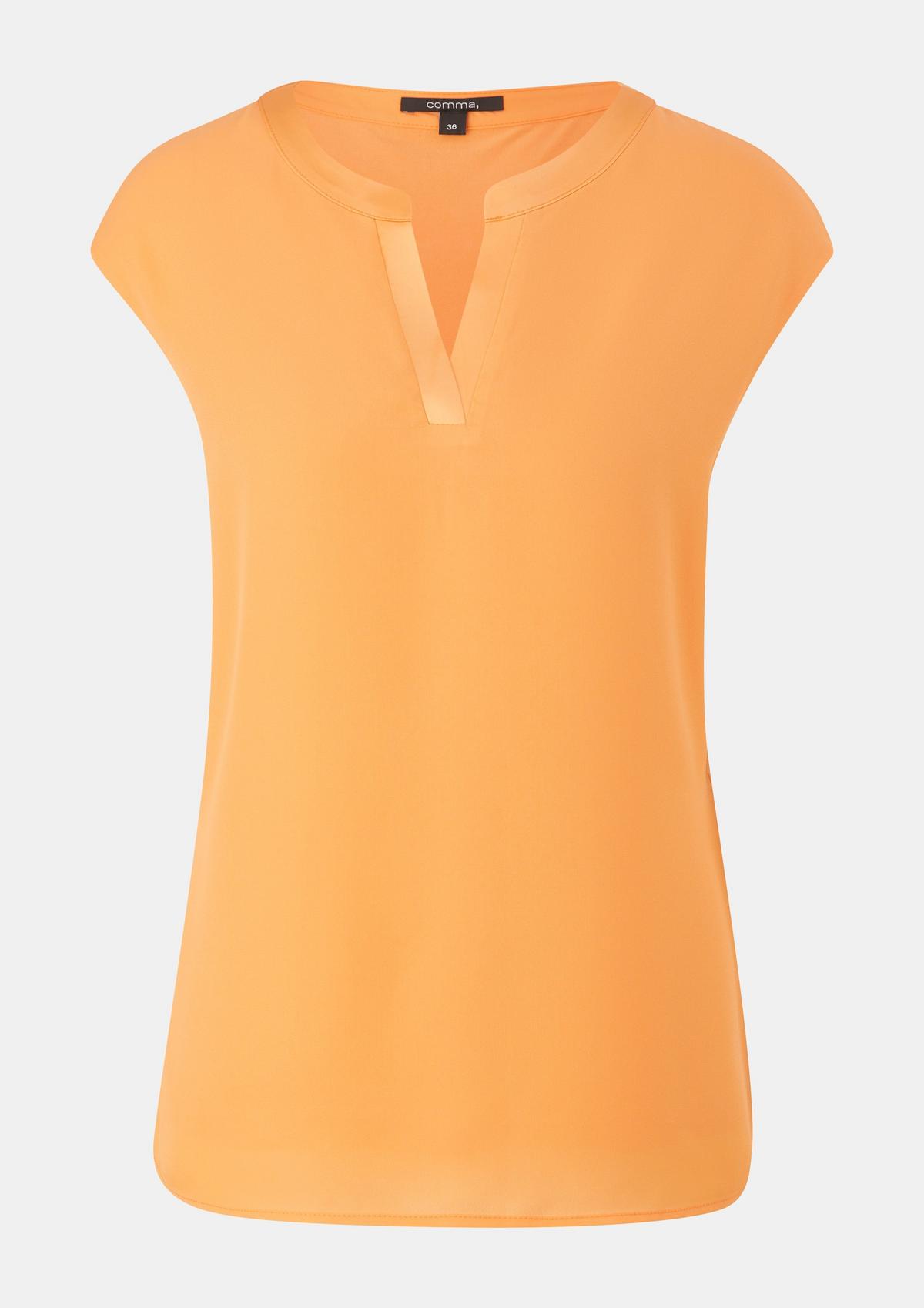 comma T-shirt with a notch neckline