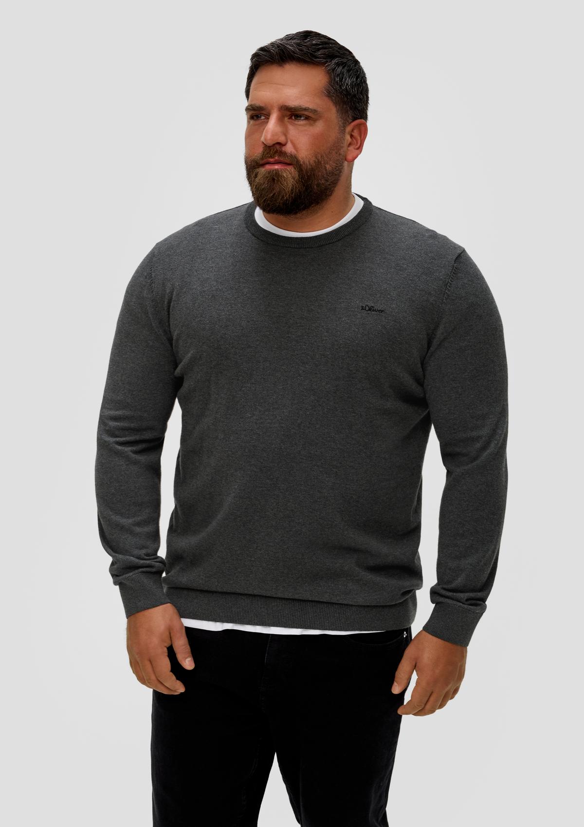 Pleten pulover z izvezenim logotipom