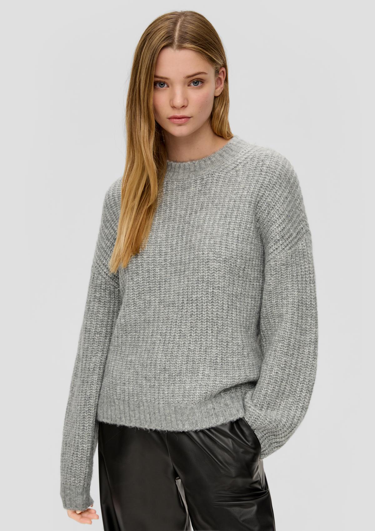 Pletený pulovr s přepadajícími rameny