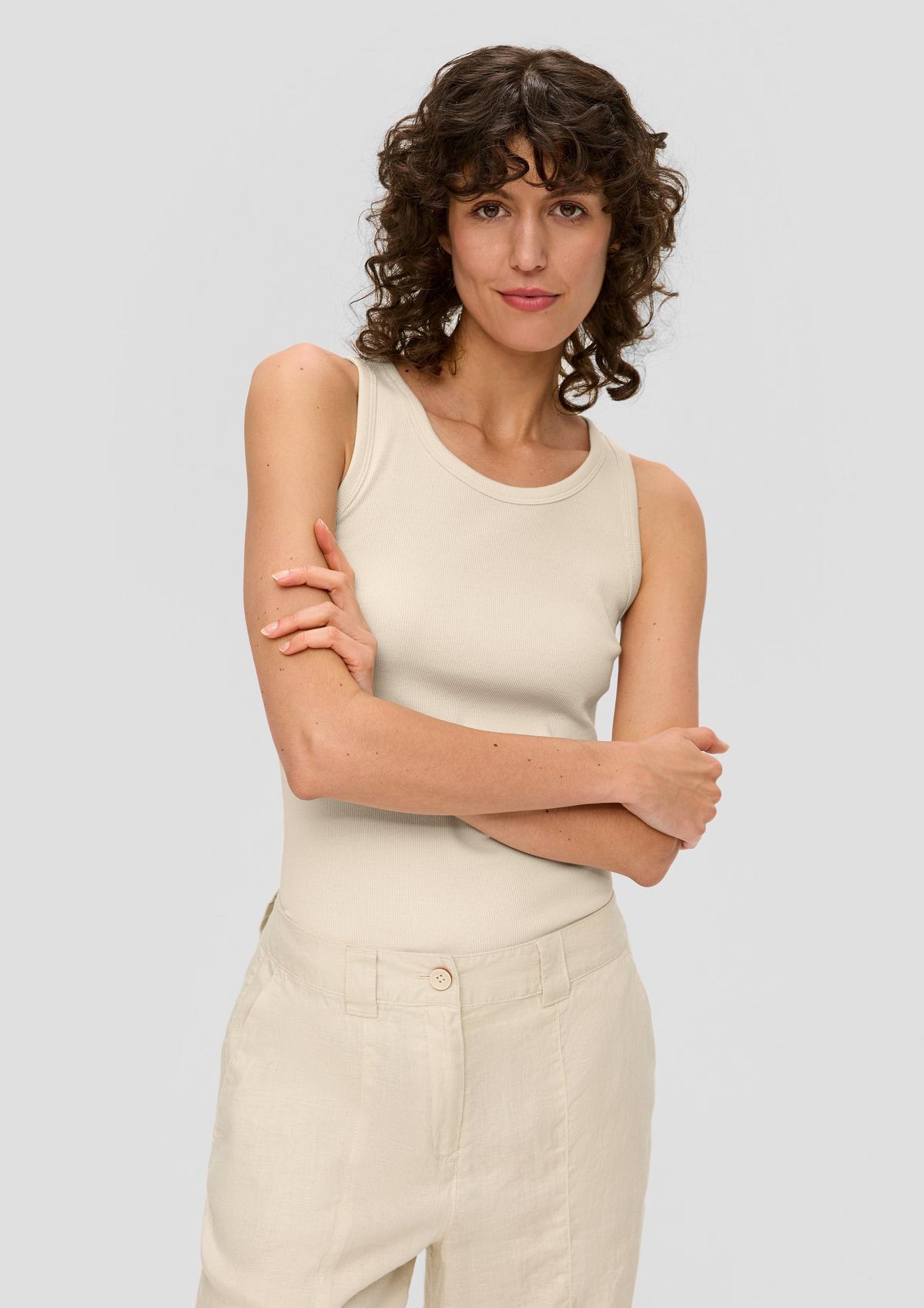 Slim-fitting tank top with a ribbed texture