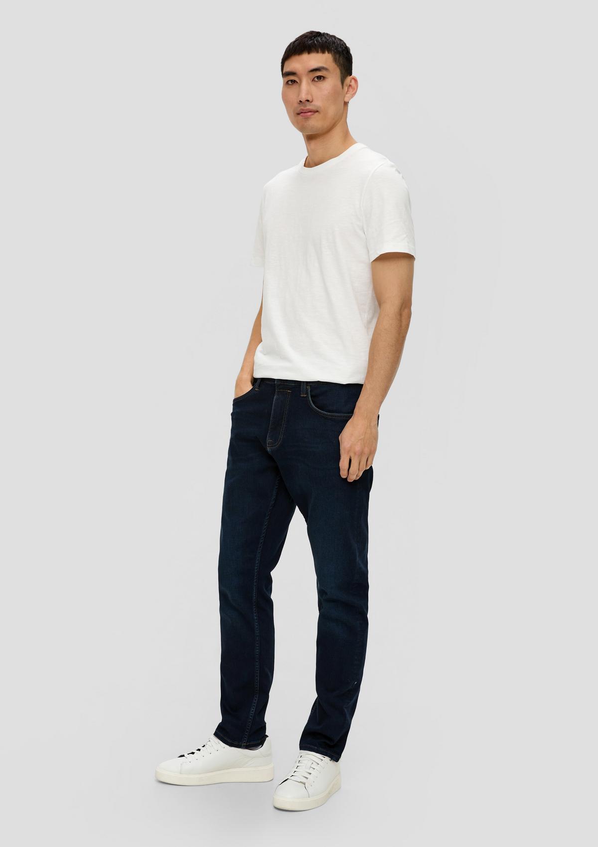 Jeans / Regular Fit / Mid Rise / Tapered Leg